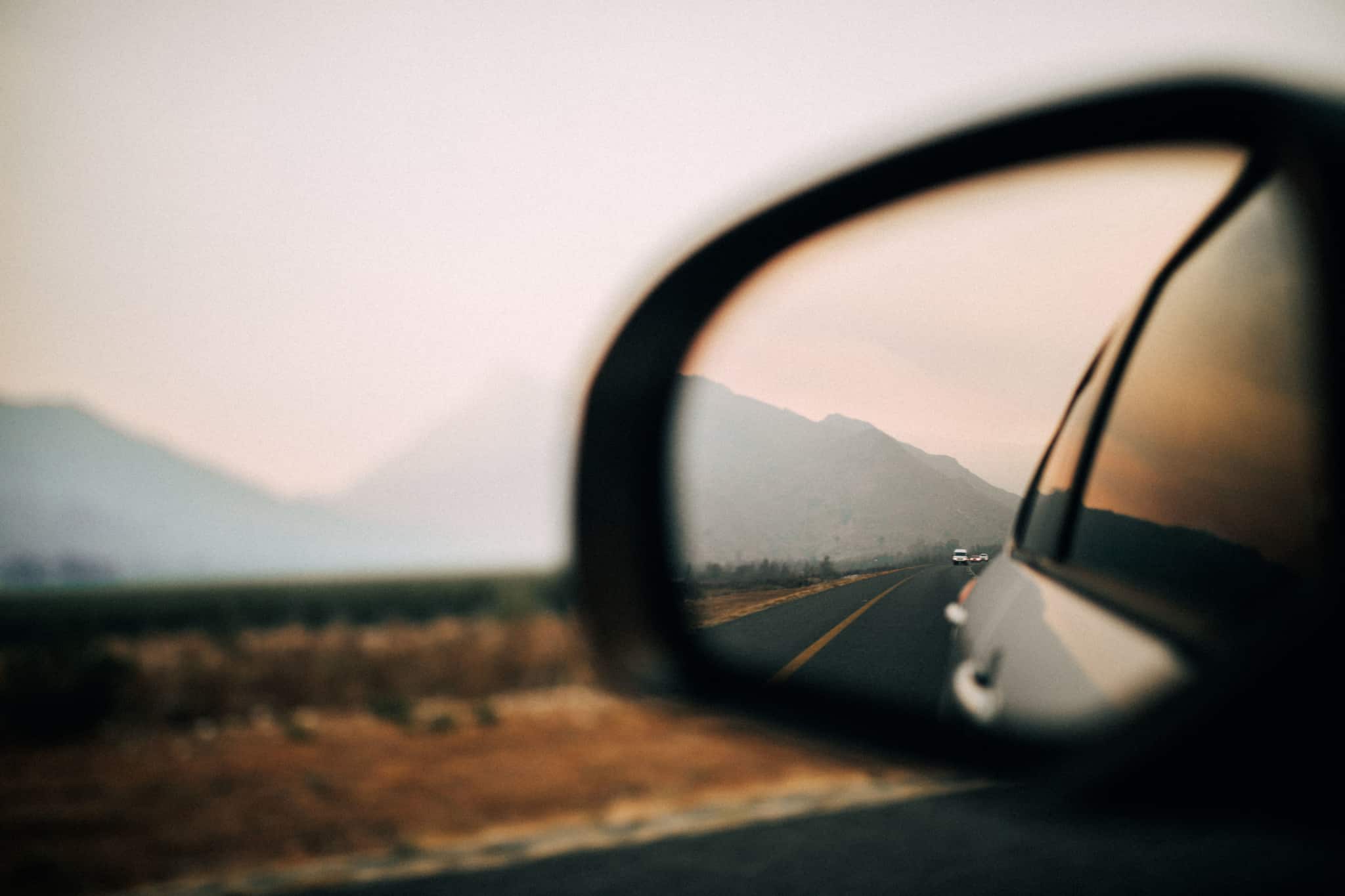 espelho retrovisor a mostrar a estrada