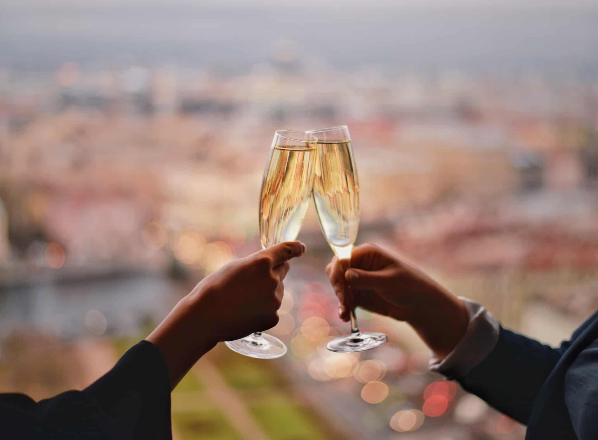 brindes com copos de champagne