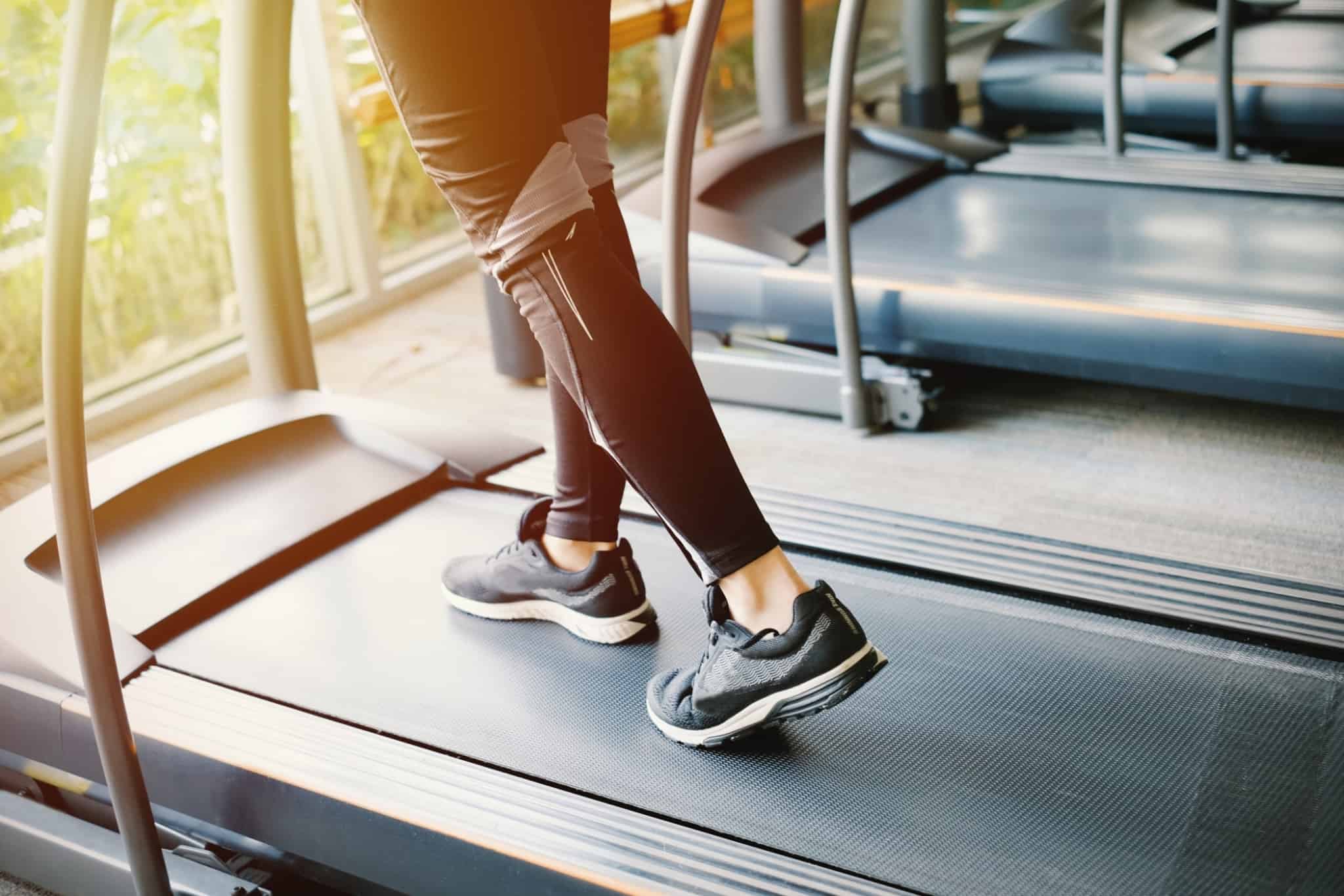 rapariga a fazer desporto na treadmill