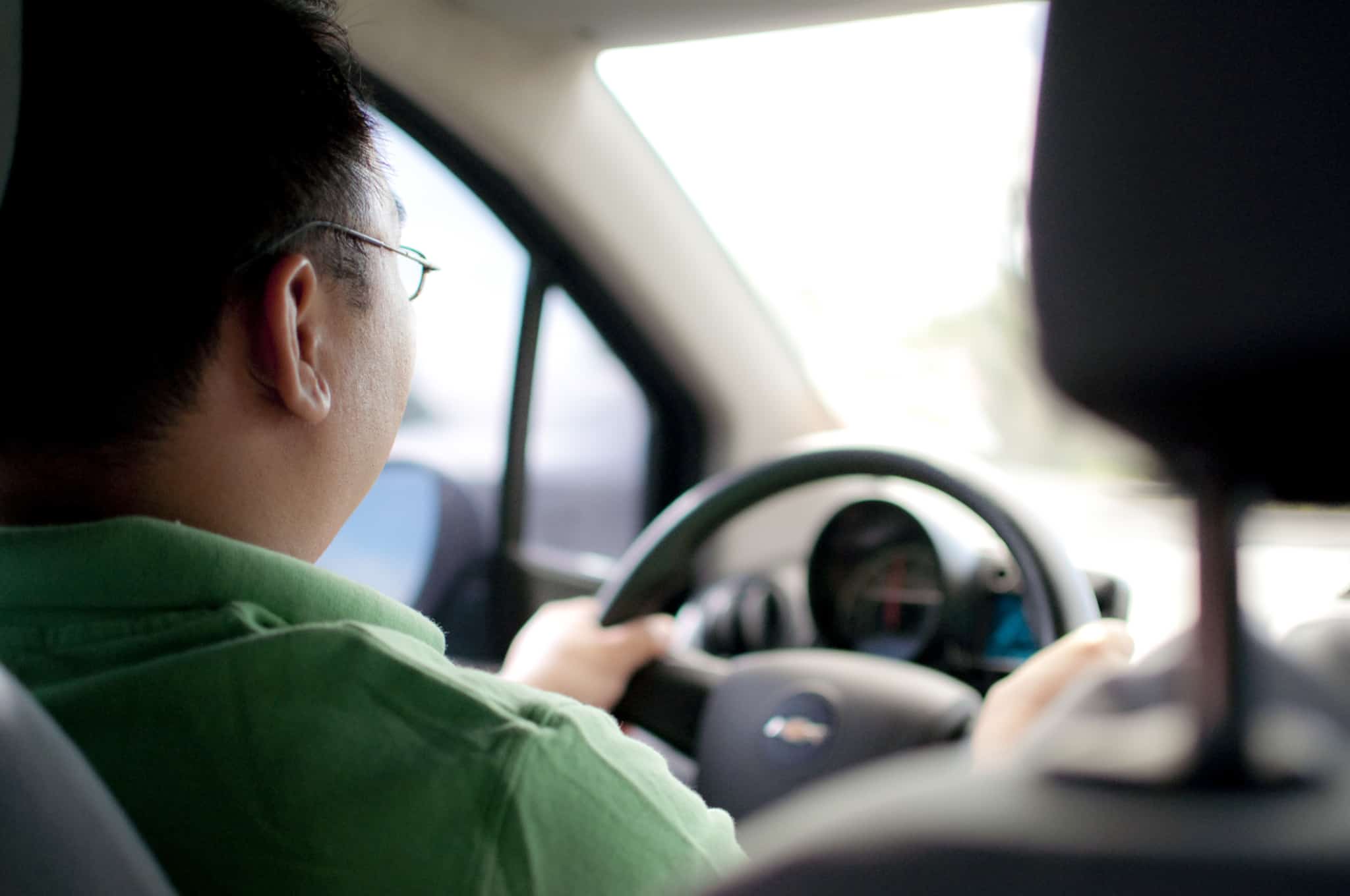 homem a conduzir um carro
