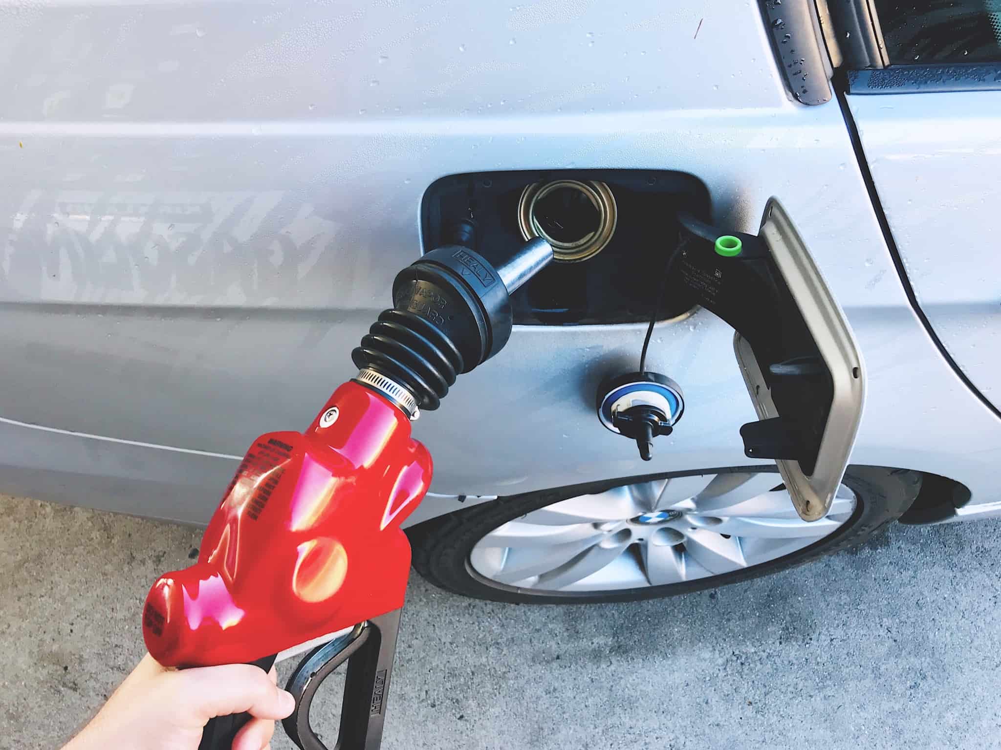 pessoa a meter gasolina no carro