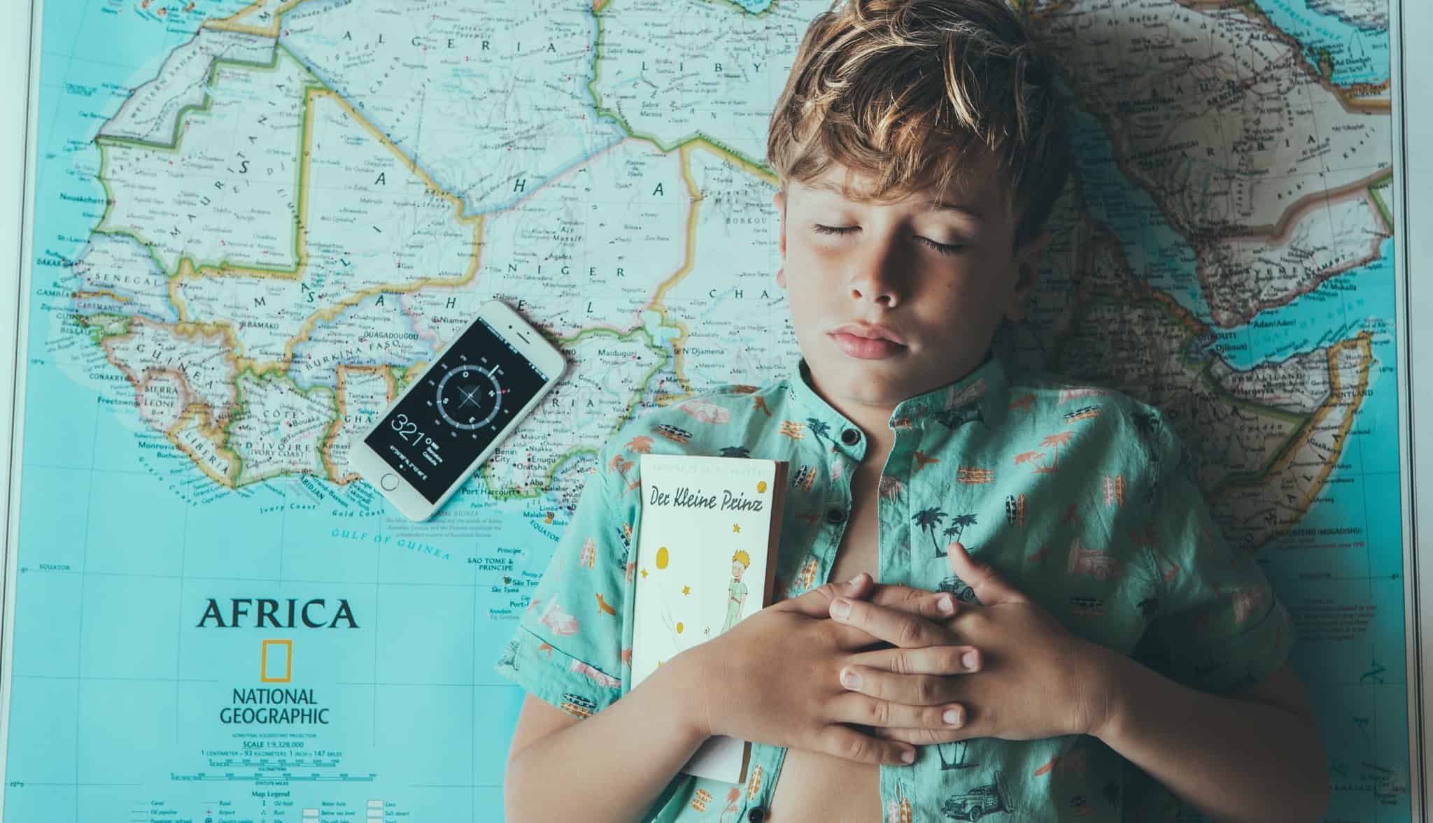 Criança com um mapa mundo