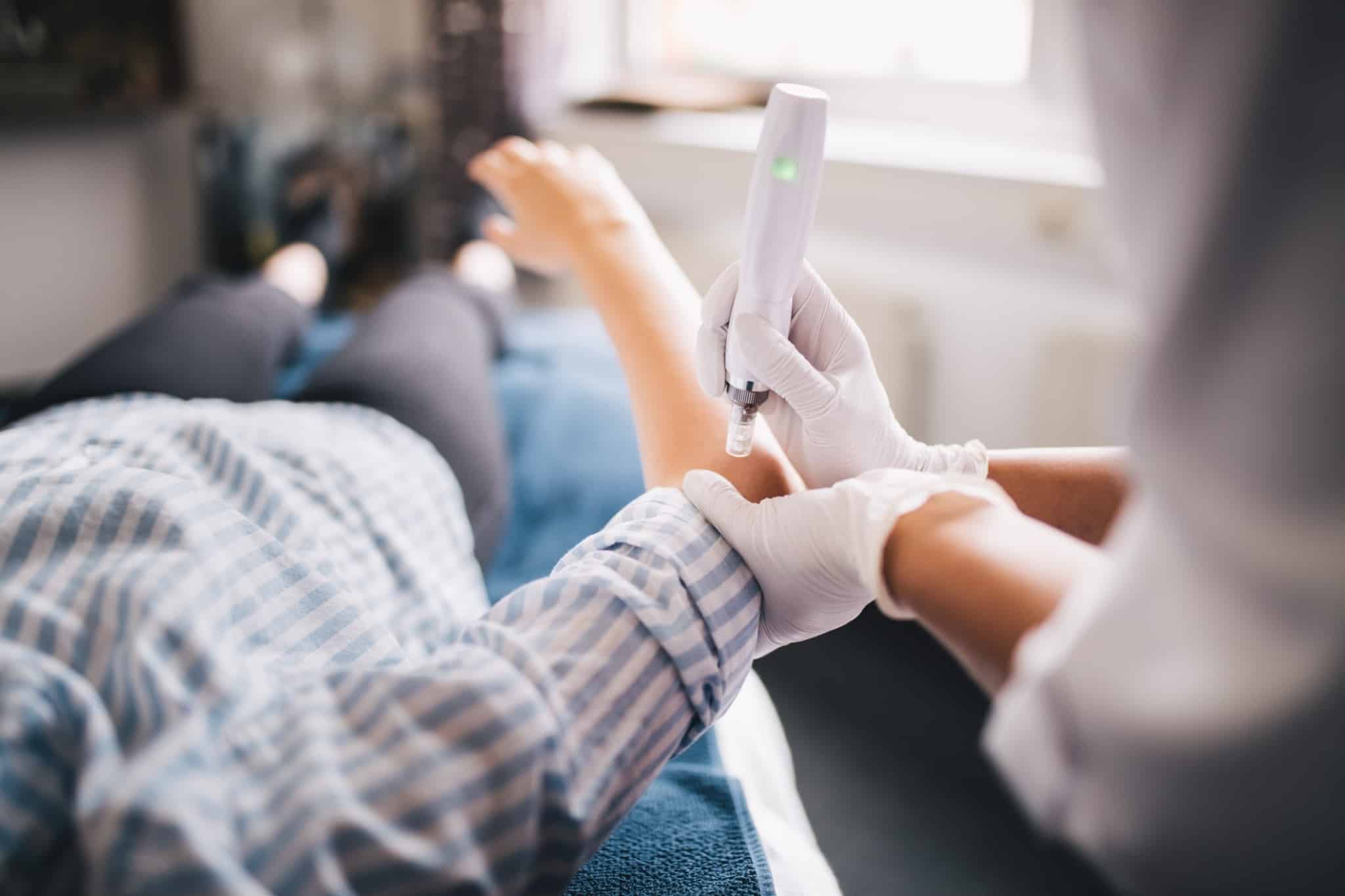 medica a fazer uma pica no braço de um paciente