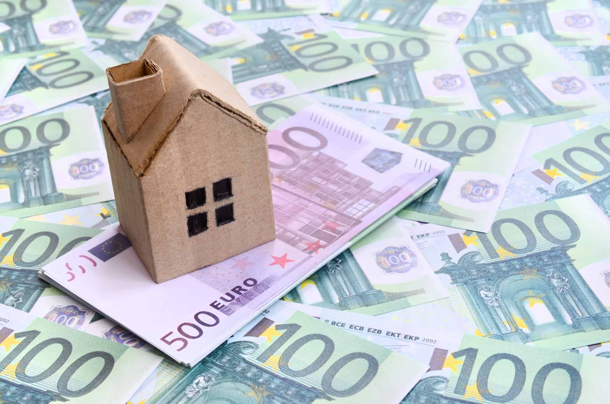 Casa de miniatura em cima de notas de euro