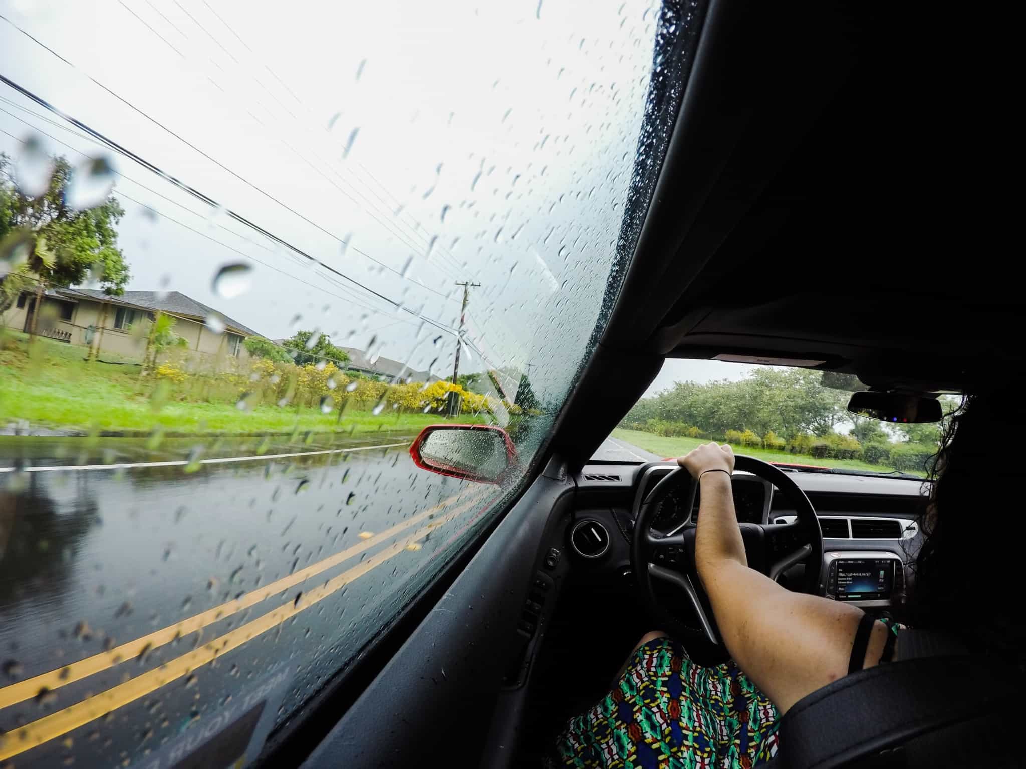 rapariga a guiar na chuva