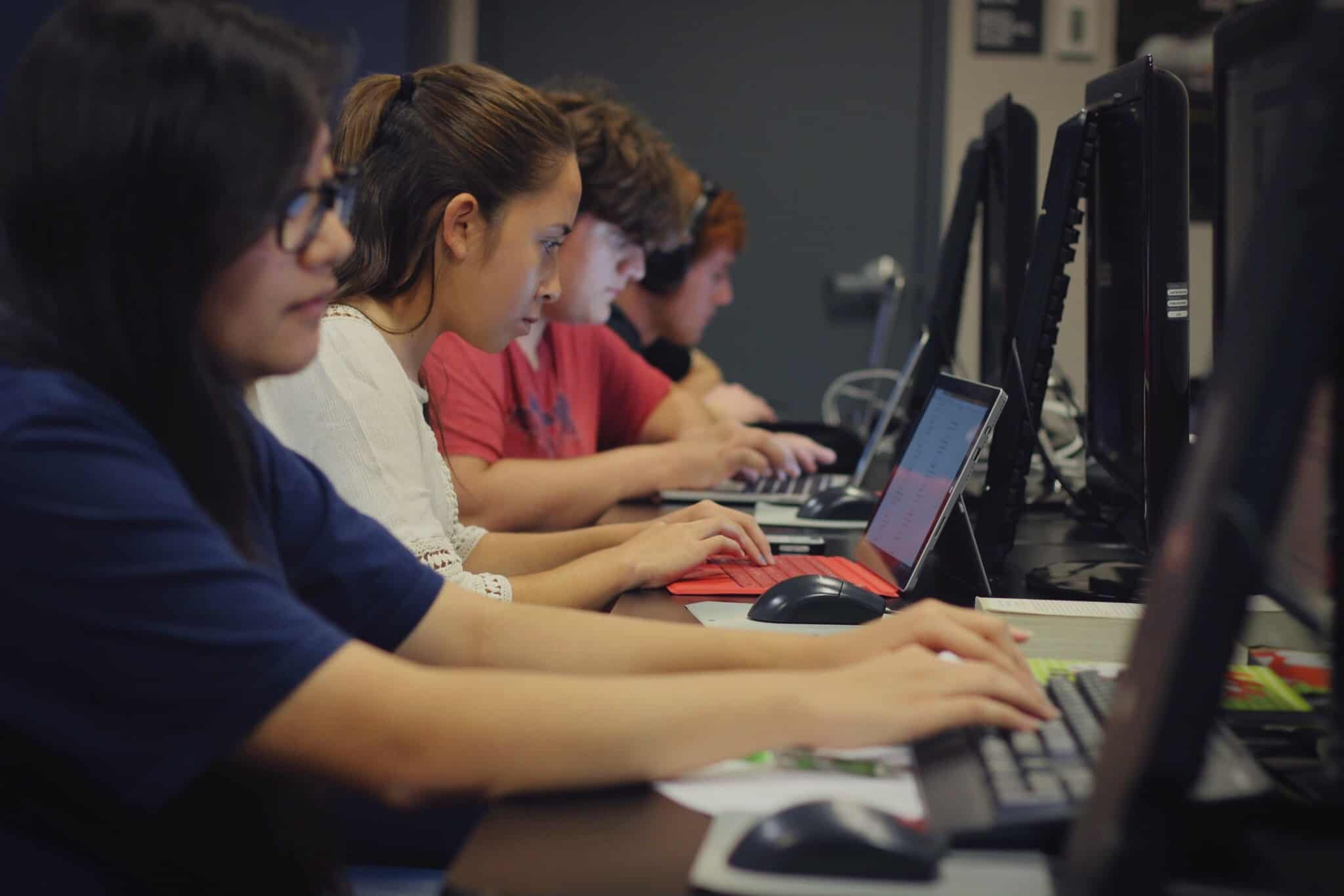 estudantes de informática a mexer nos computadores