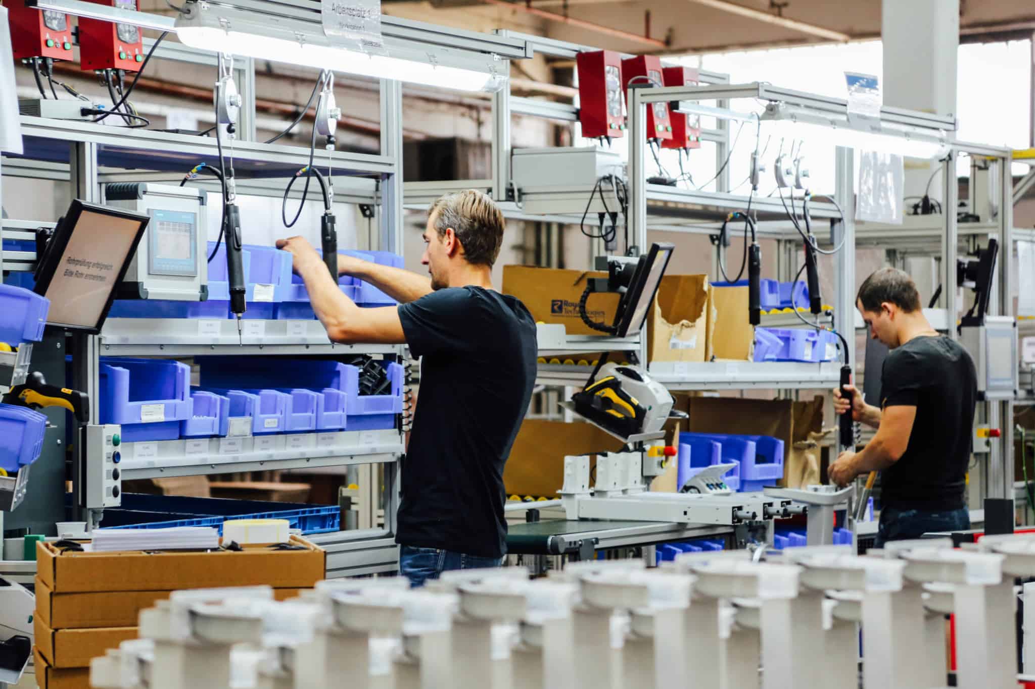 Dois trabalhadores numa fábrica