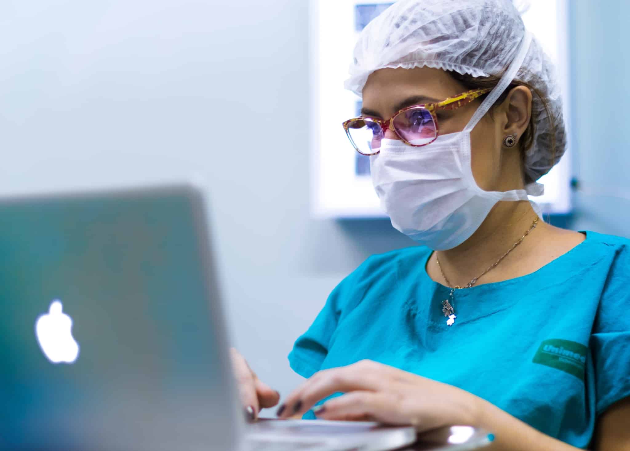 Médica a prescrever um tratamento depois de uma cirurgia