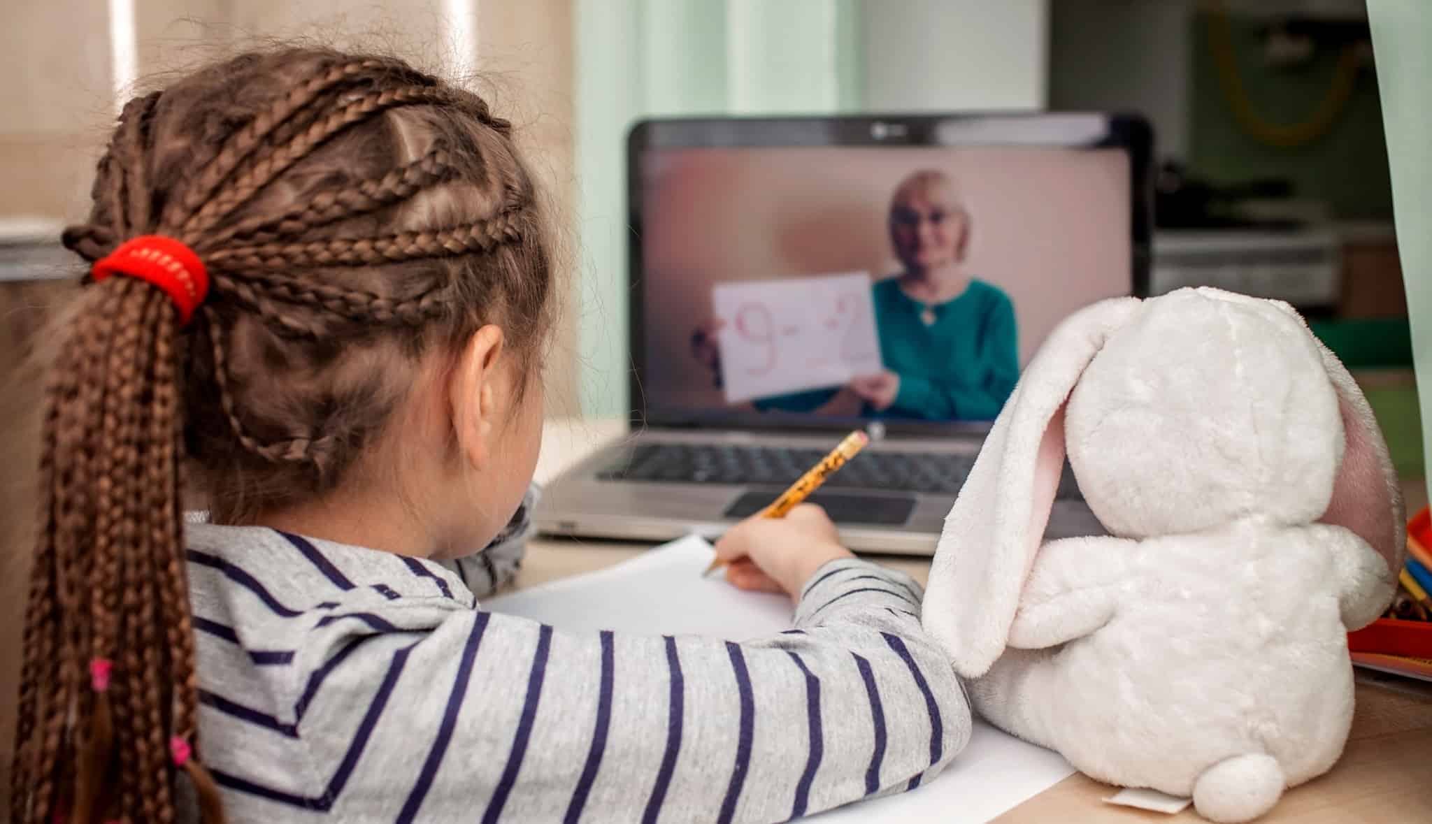 criança a ter aulas online
