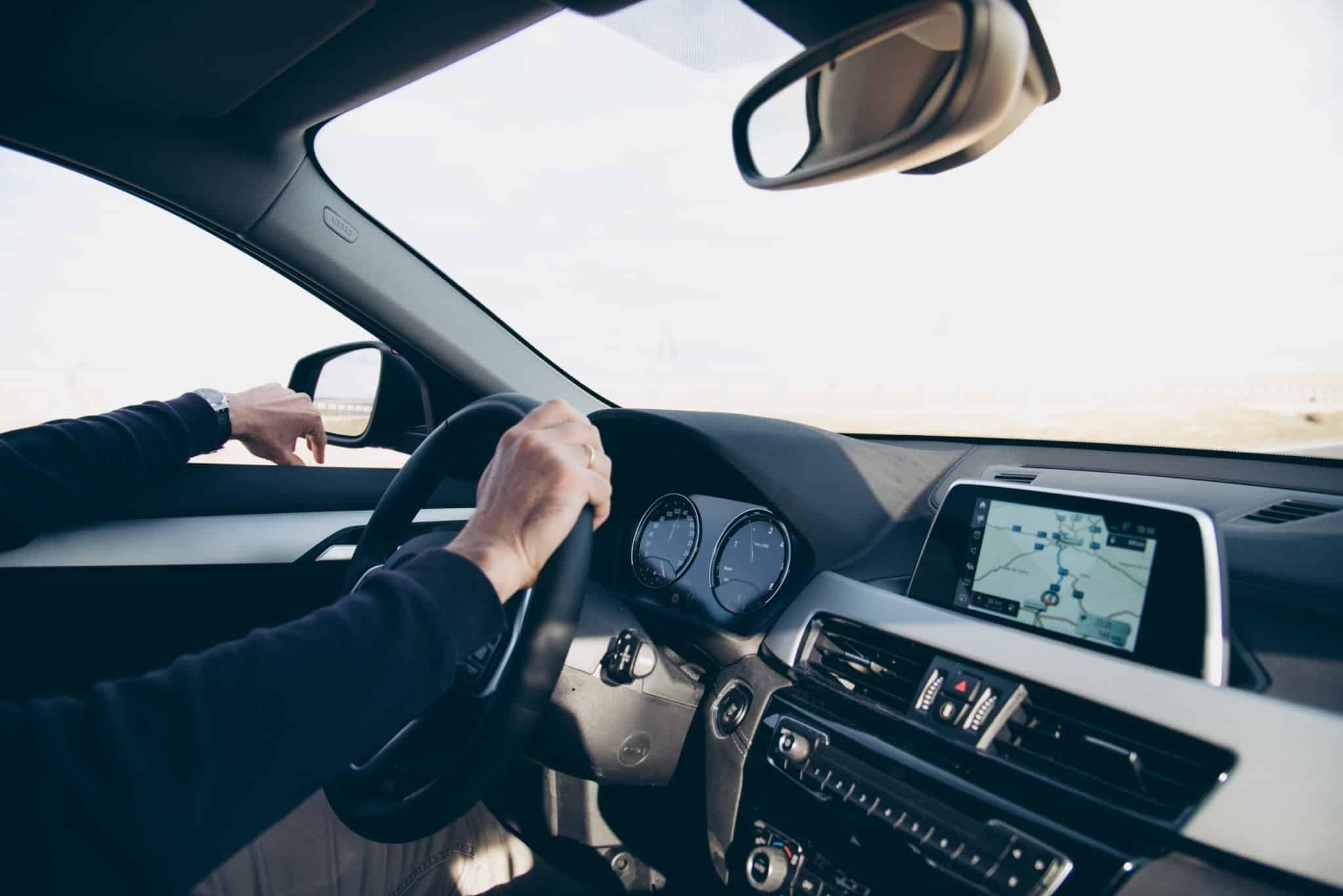 pessoa a conduzir carro com o gps ligado