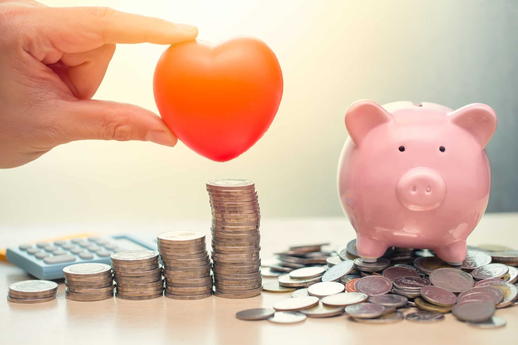 Coração, moedas e mealheiro
