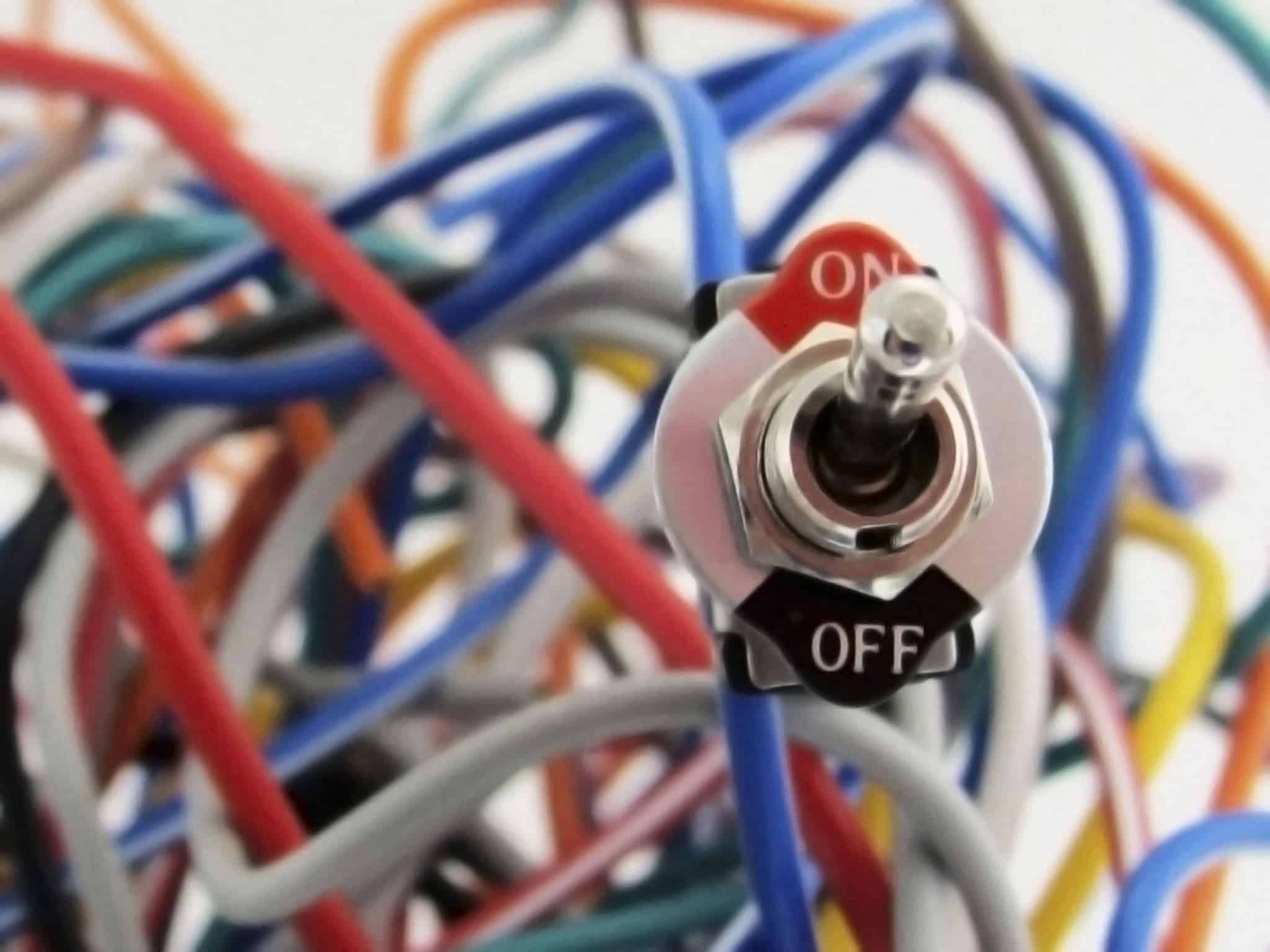 Botão de ligar e desligar rodeado de fios