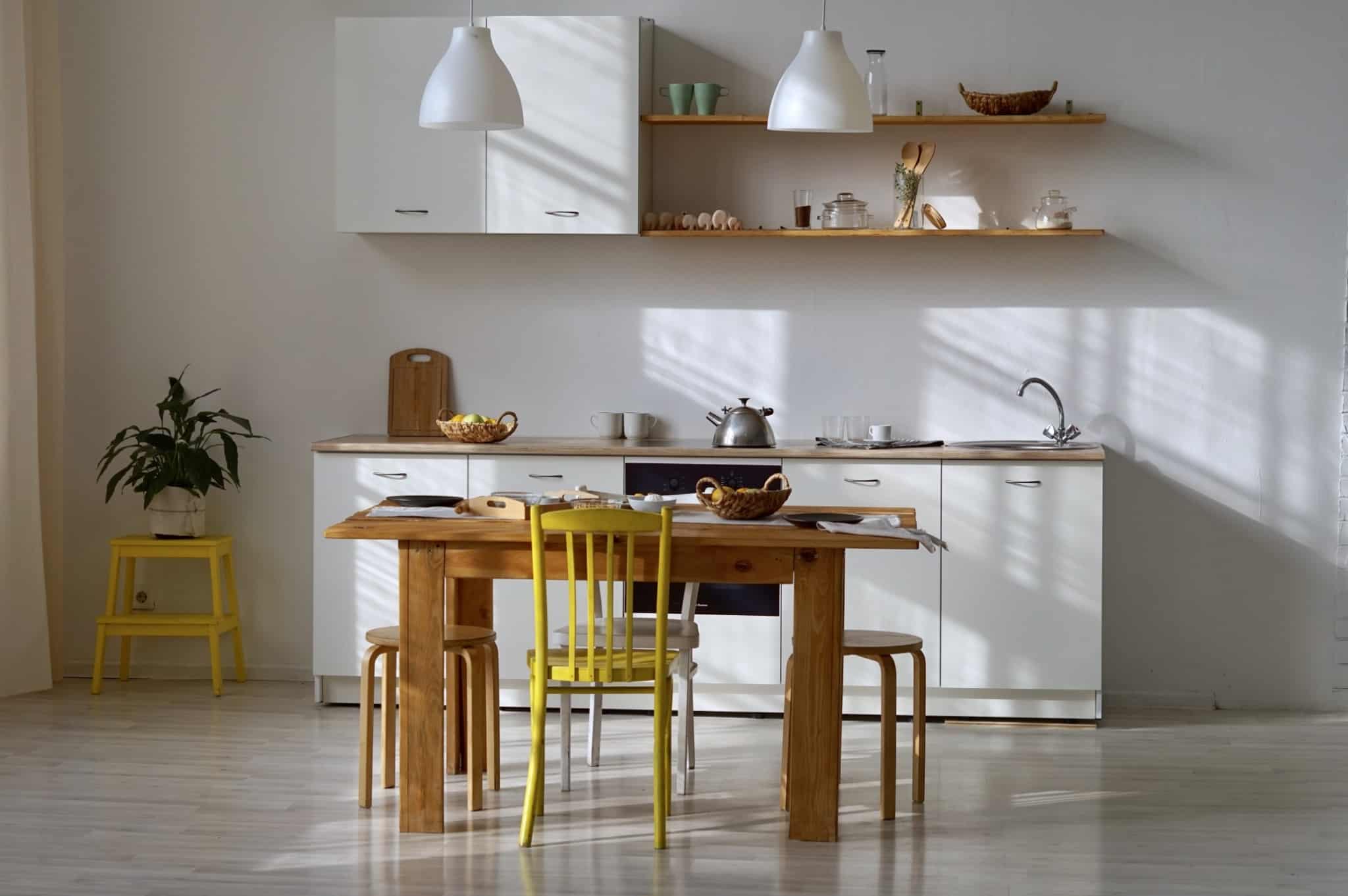 cozinha com uma mesa de madeira e duas cadeiras e dois bancos