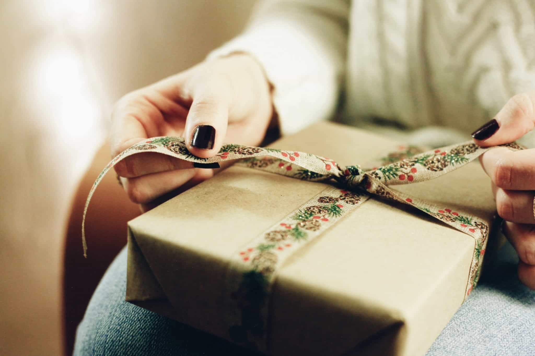 a fazer um laço num presente de natal