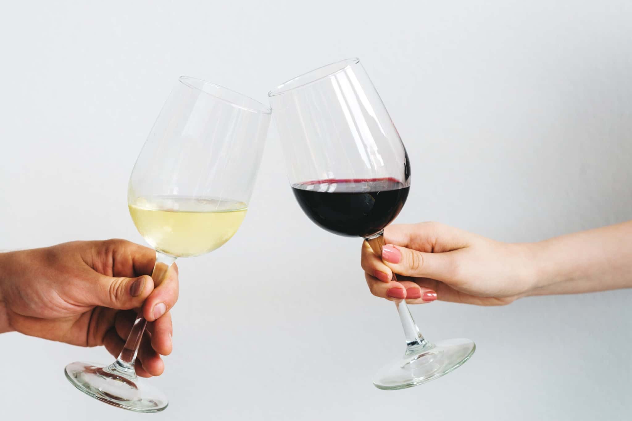 brinde com copos de vinho