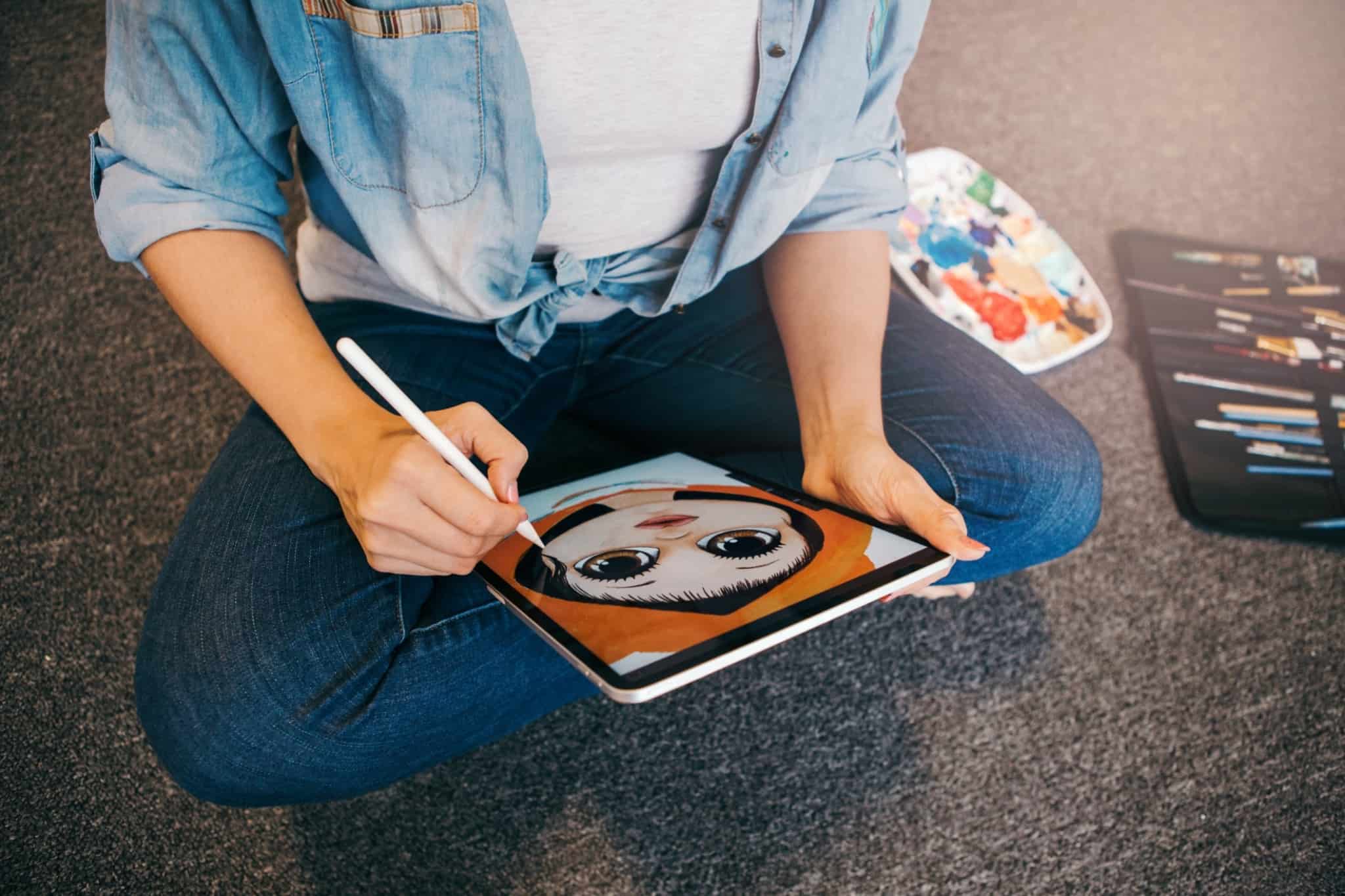 mulher designer a desenhar no tablet uma cara
