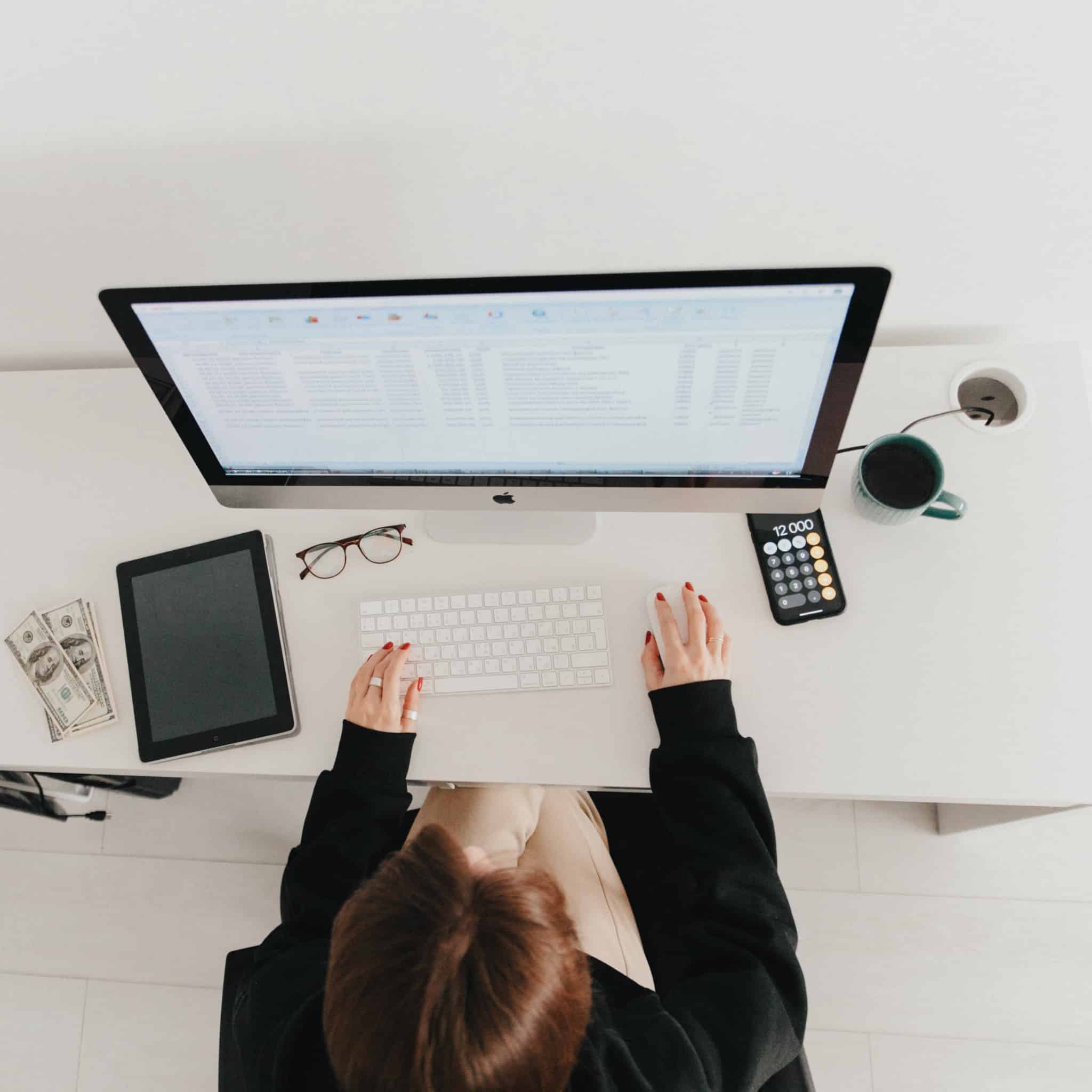 rapariga no imac a trabalhar a partir de casa
