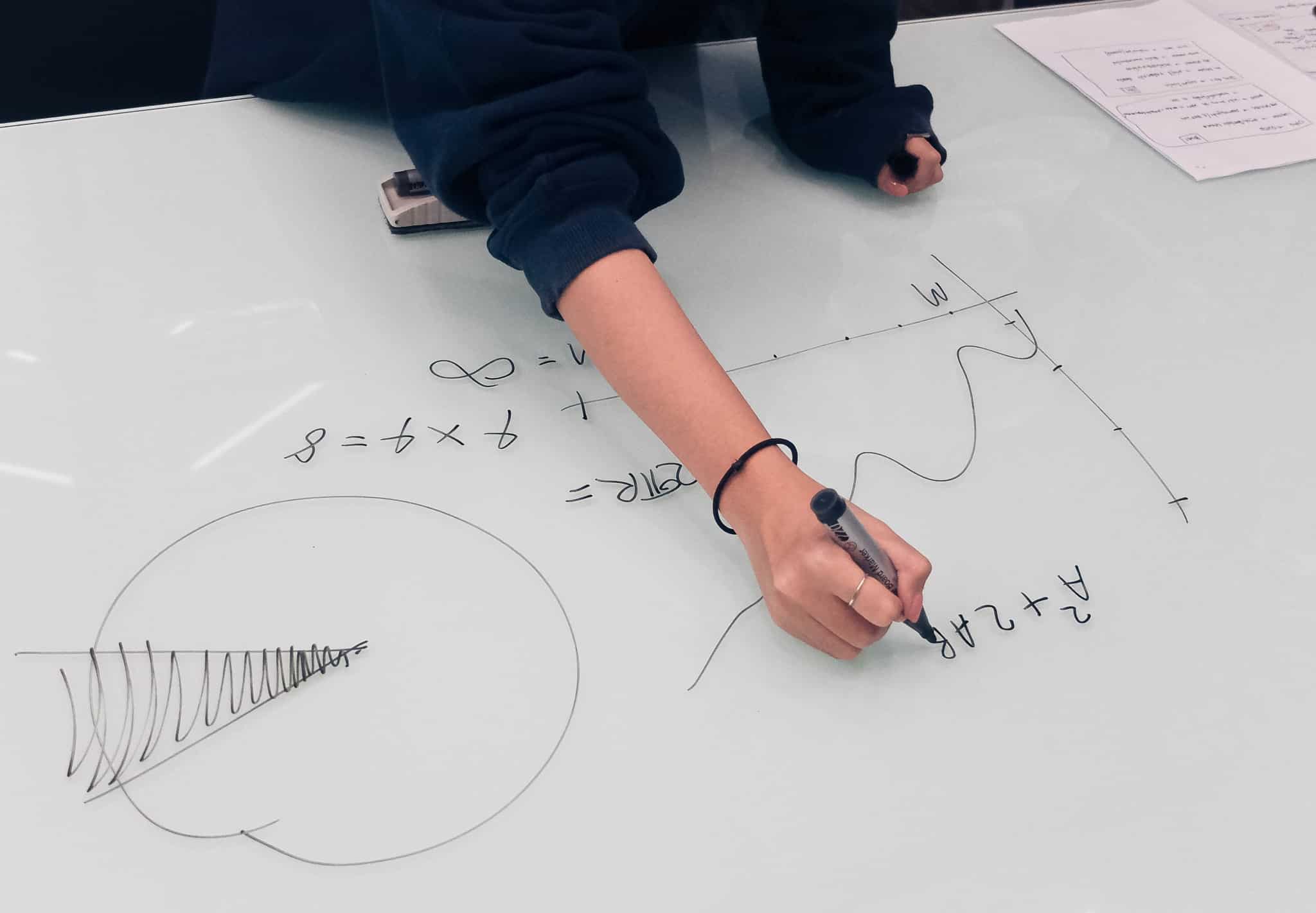 rapariga a desenhar um grafico com caneta de feltro