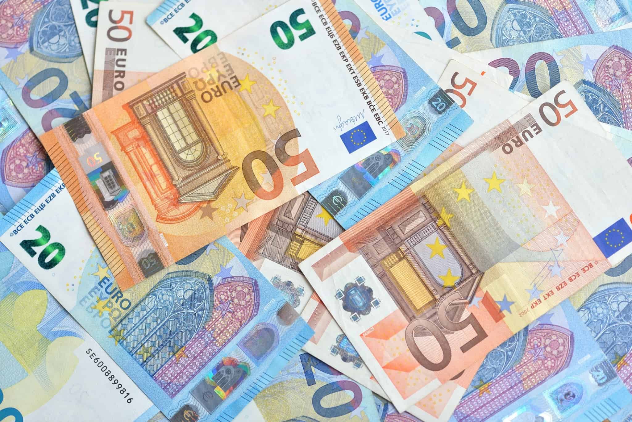 notas de vinte euros e notas de cinquenta euros