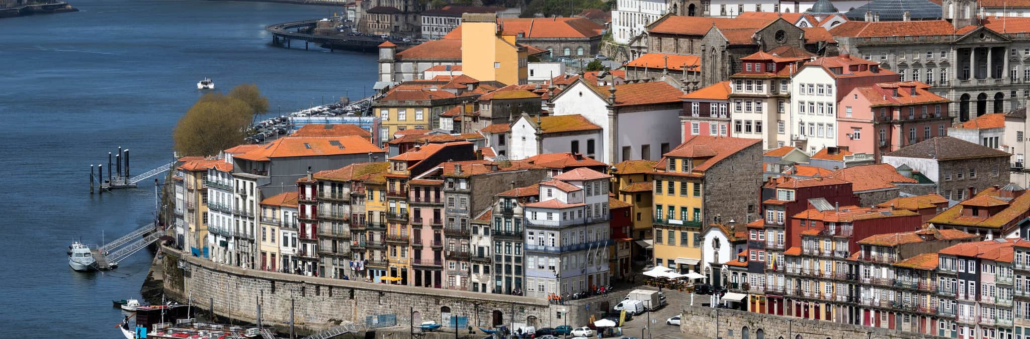 casas junto ao rio