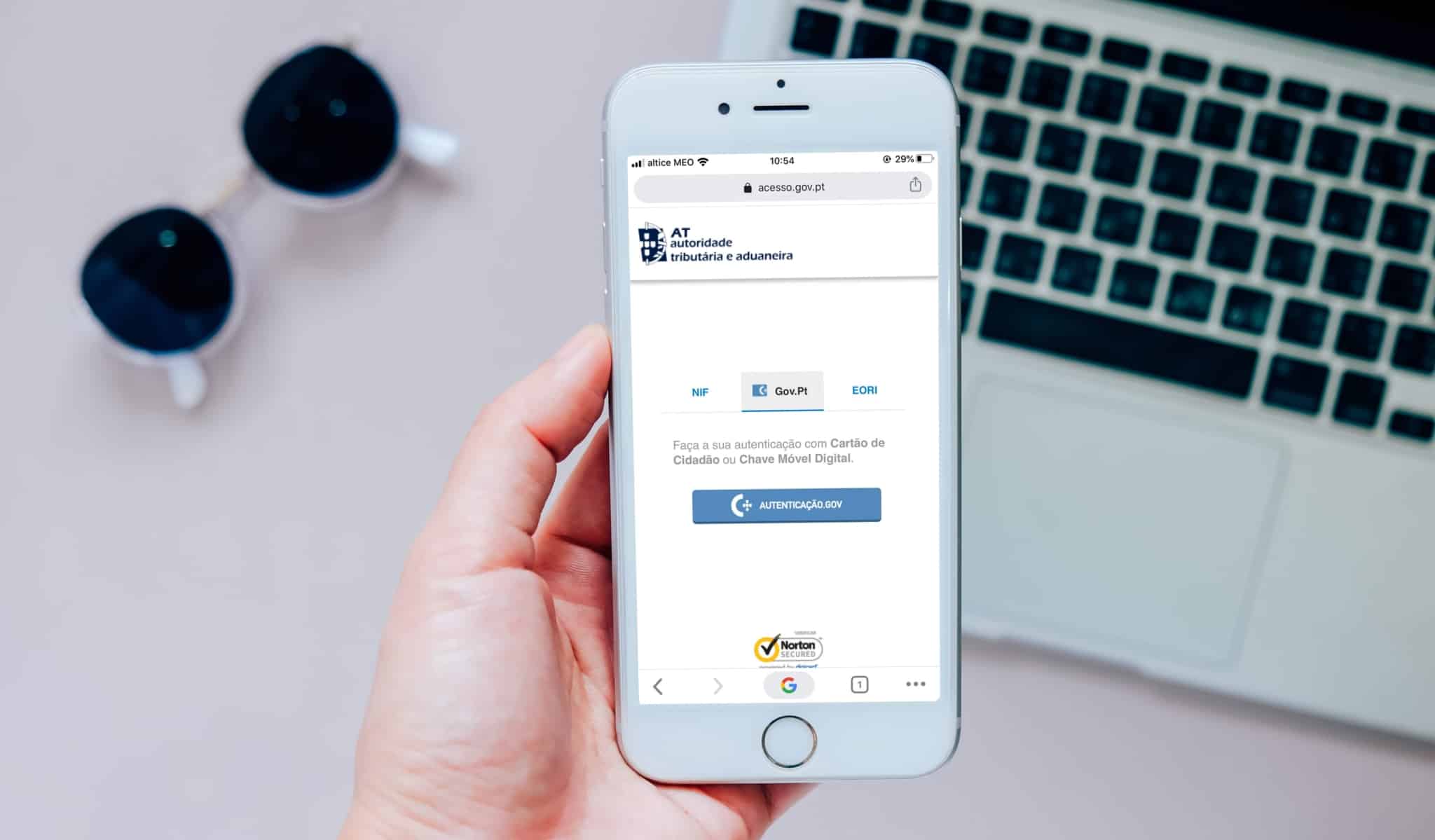 Telemóvel com website do Portal das Finanças aberto