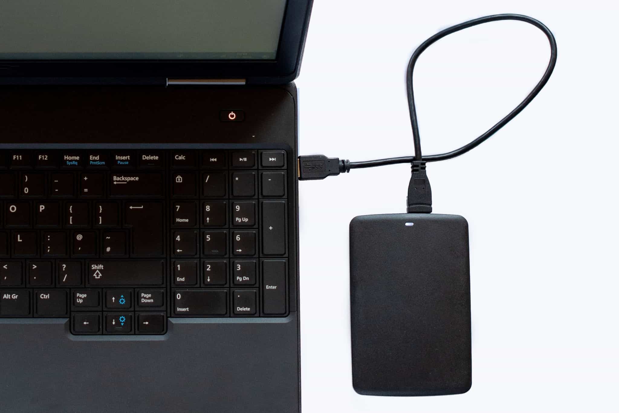 computador portátil com um disco externo ligado