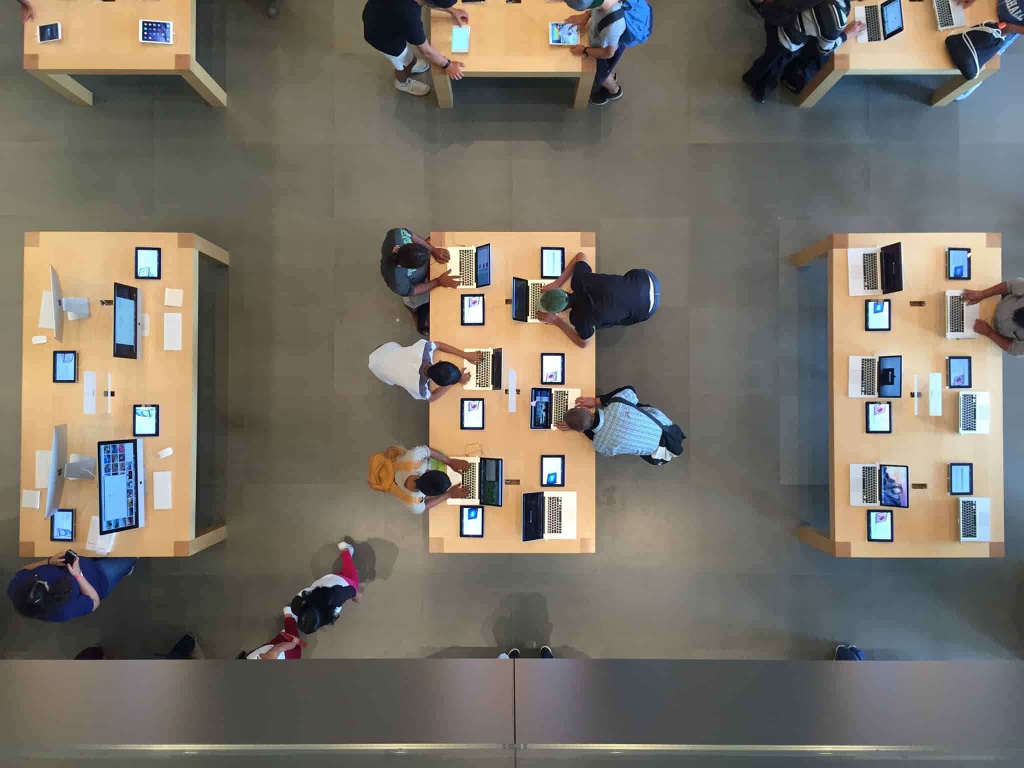 loja a apple com computaores visto de cima
