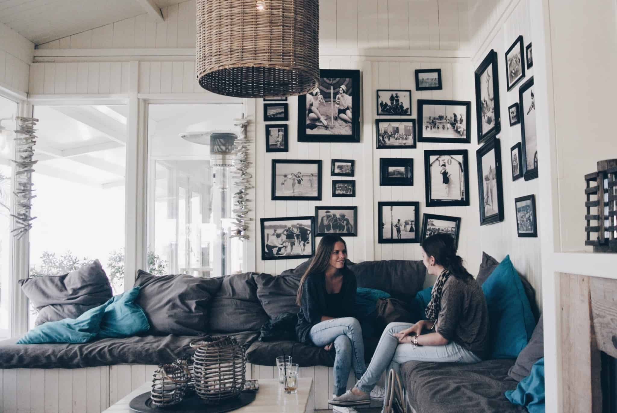 duas raparigas sentadas num sofá a conversar