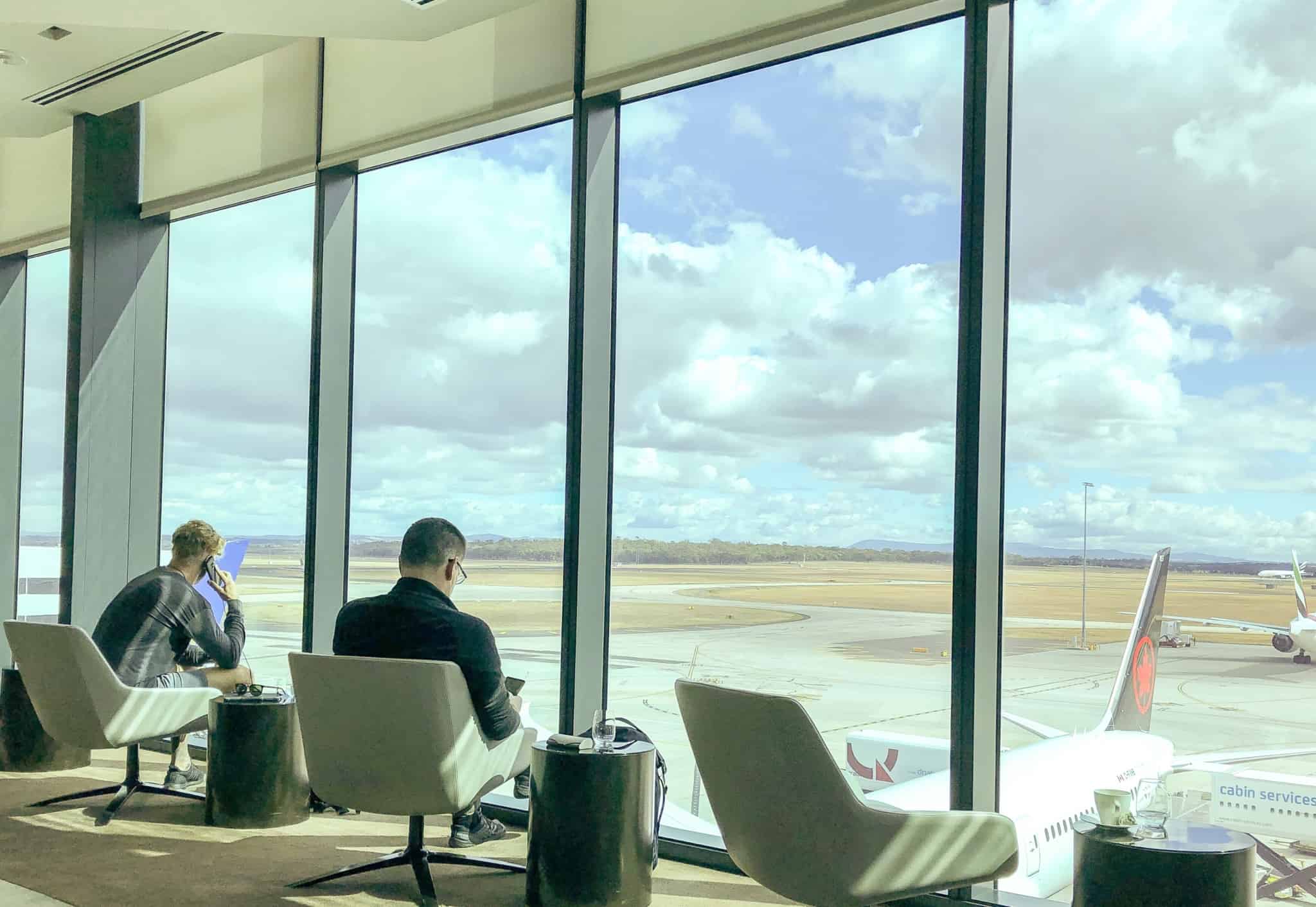 lounge de um aeroporto com dois homens