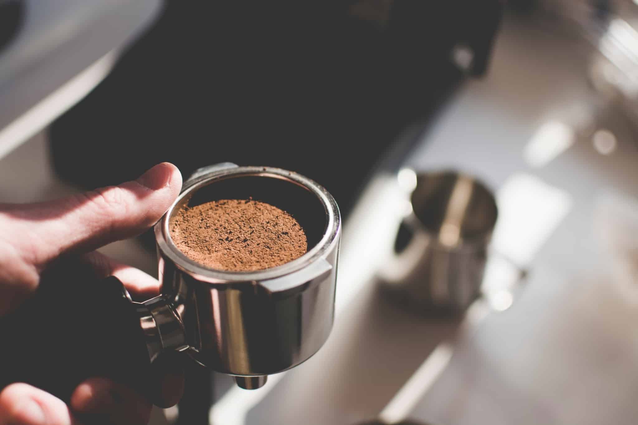 alguém a preparar café na máquina