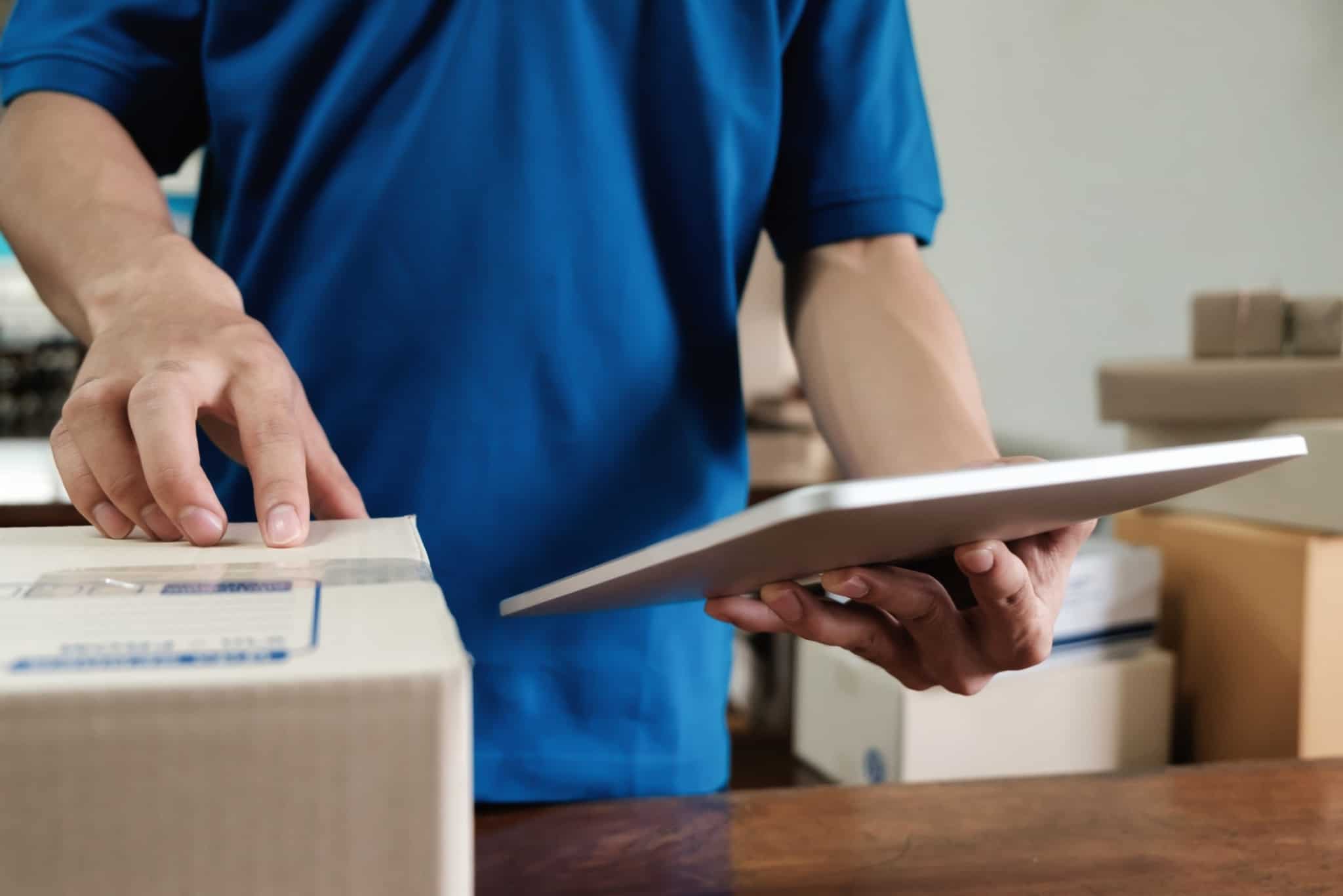 homem a verificar uma encomenda no tablet