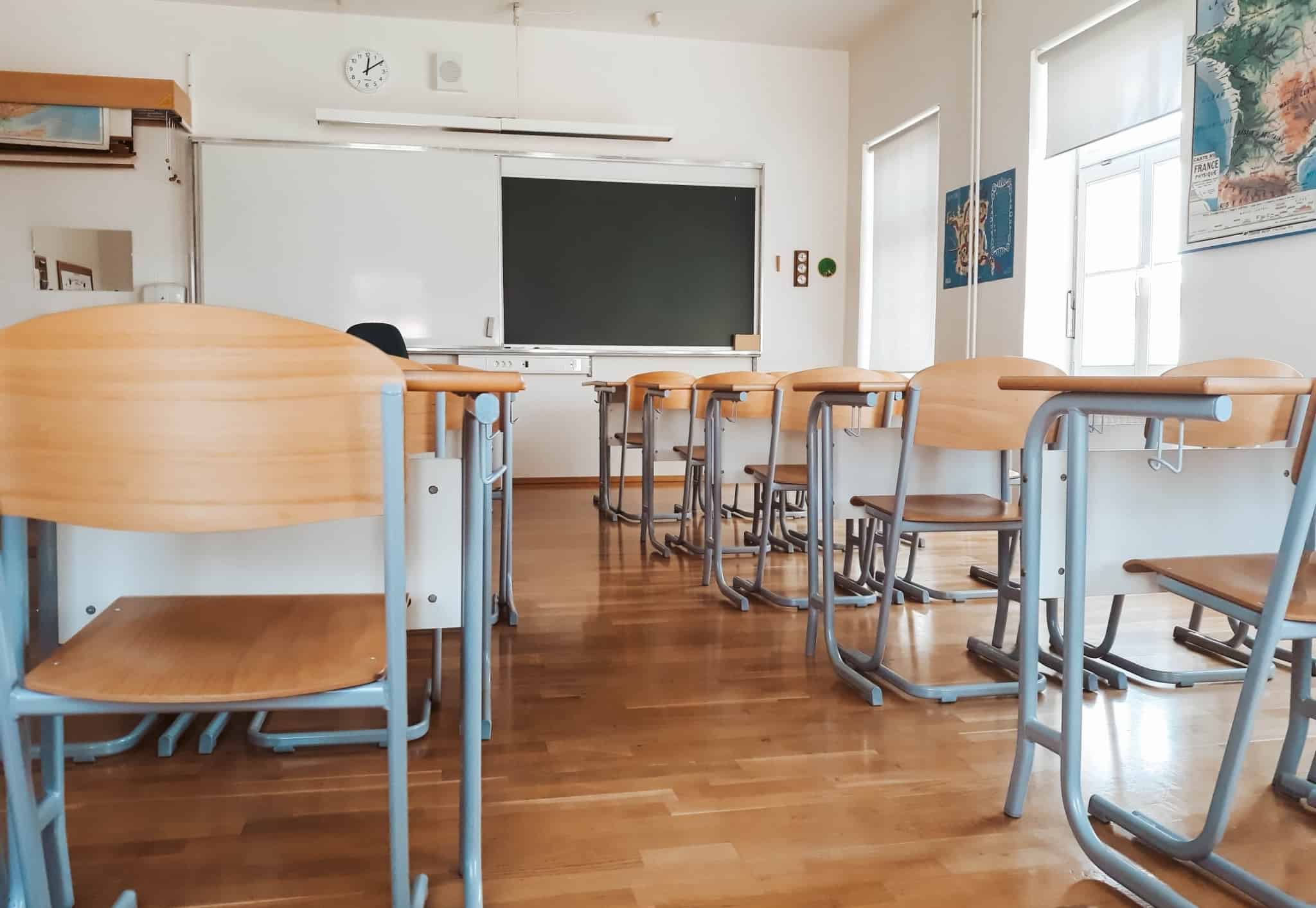 sala de aulas de uma escola com as cadeiras vazias