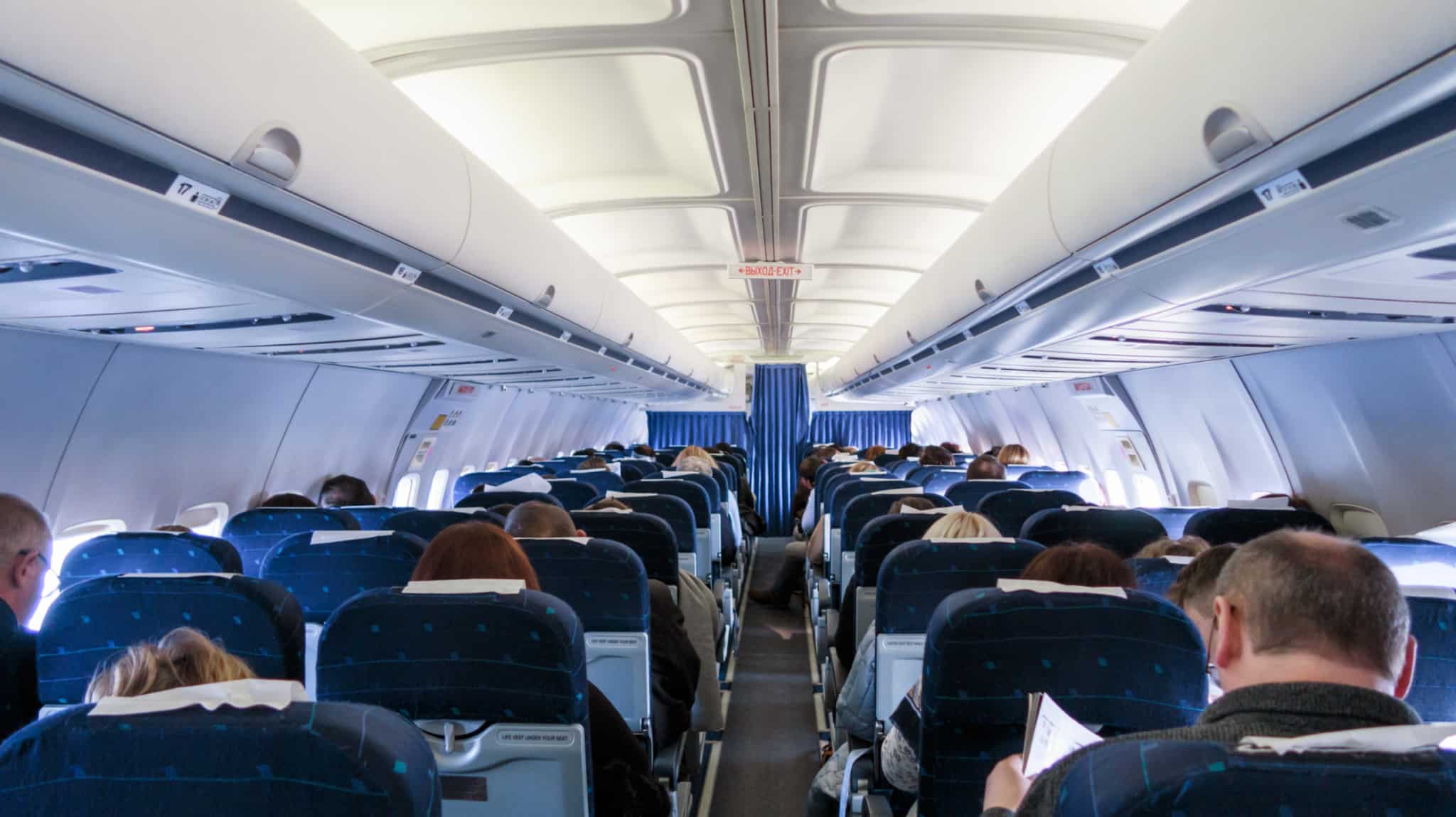 pessoas sentadas num avião