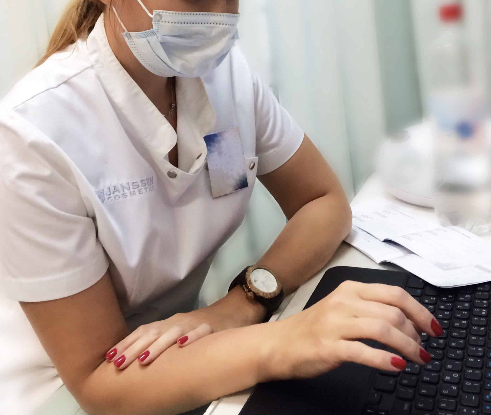 medica com máscara na boca