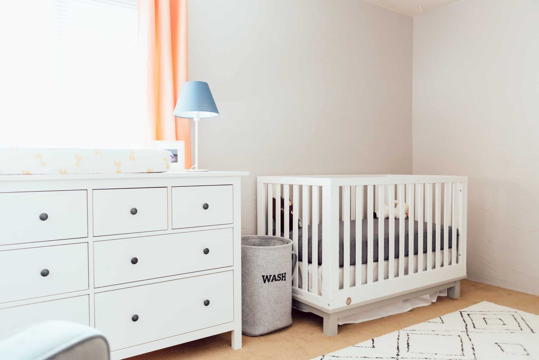 quarto de bebé com muda fraldas e berço branco