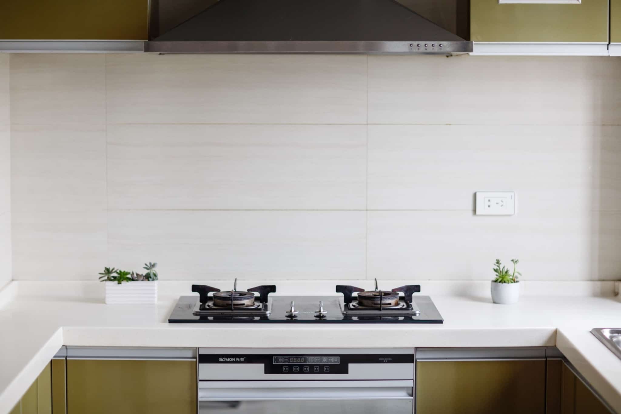cozinha com forno e fogão com dois bicos