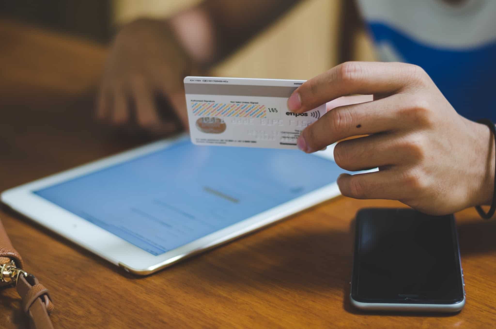 pessoa a pagar com cartão de débito