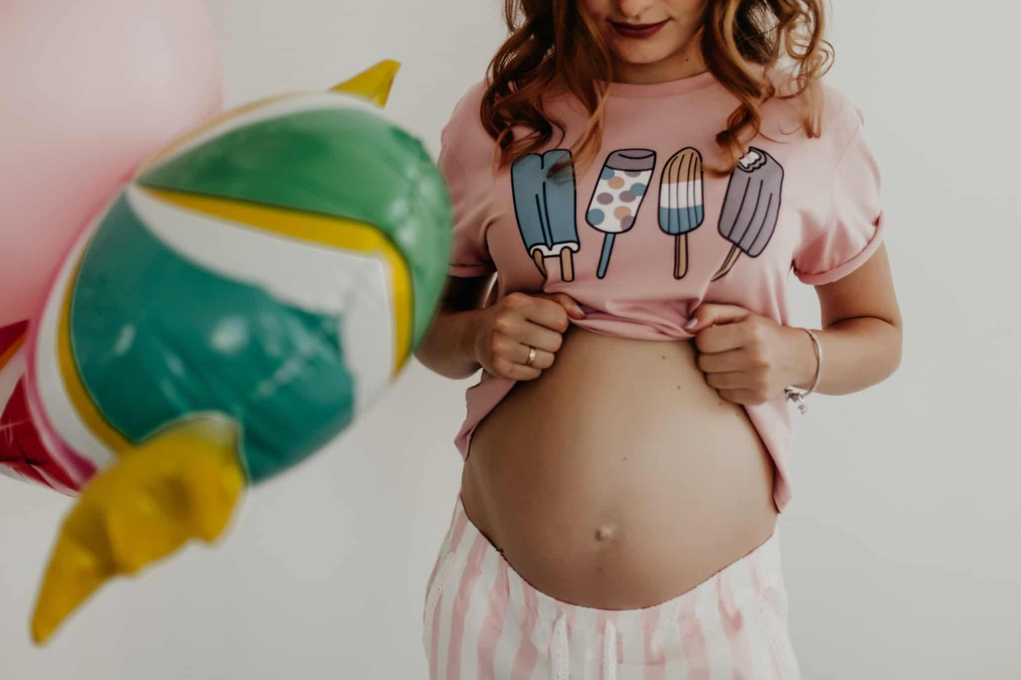 mulher grávida a mostrar a barriga