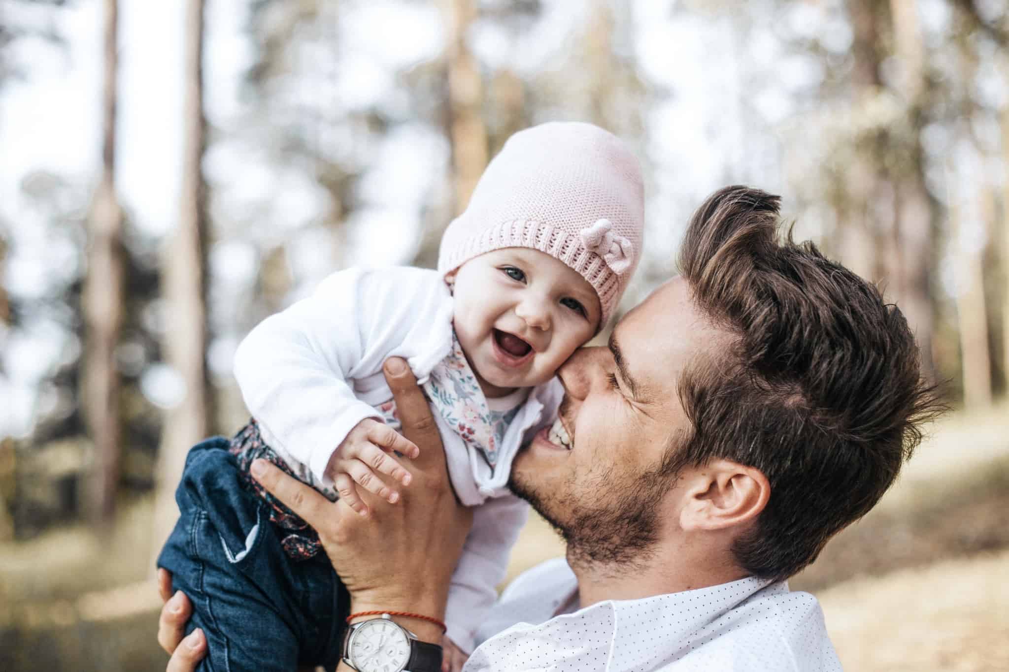 Pai brinca com filha alegre e seguro