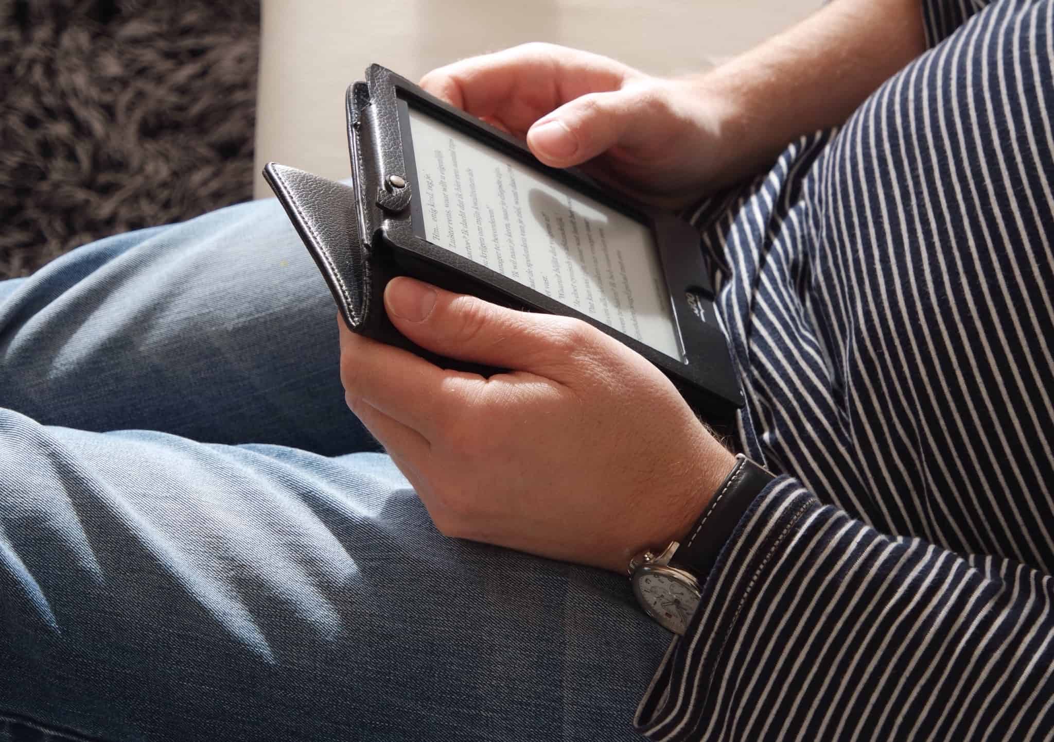 pessoa de camisola às riscas a ler num ebook