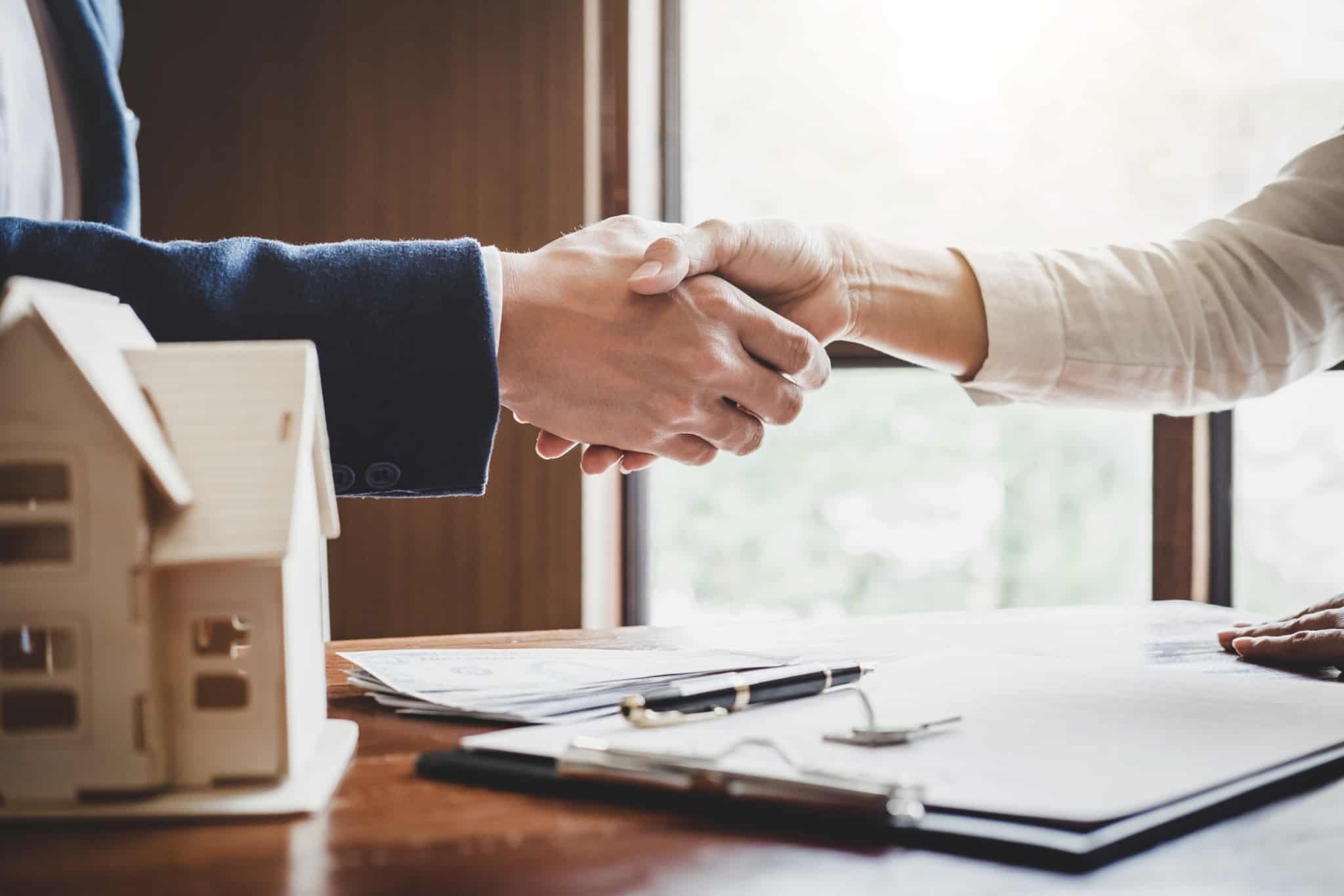 aperto de mão para celebrar contracto de habitação