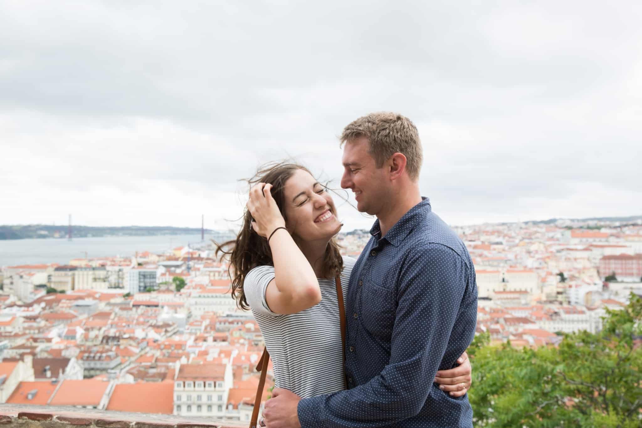 casal a pousar com a vista de lisboa