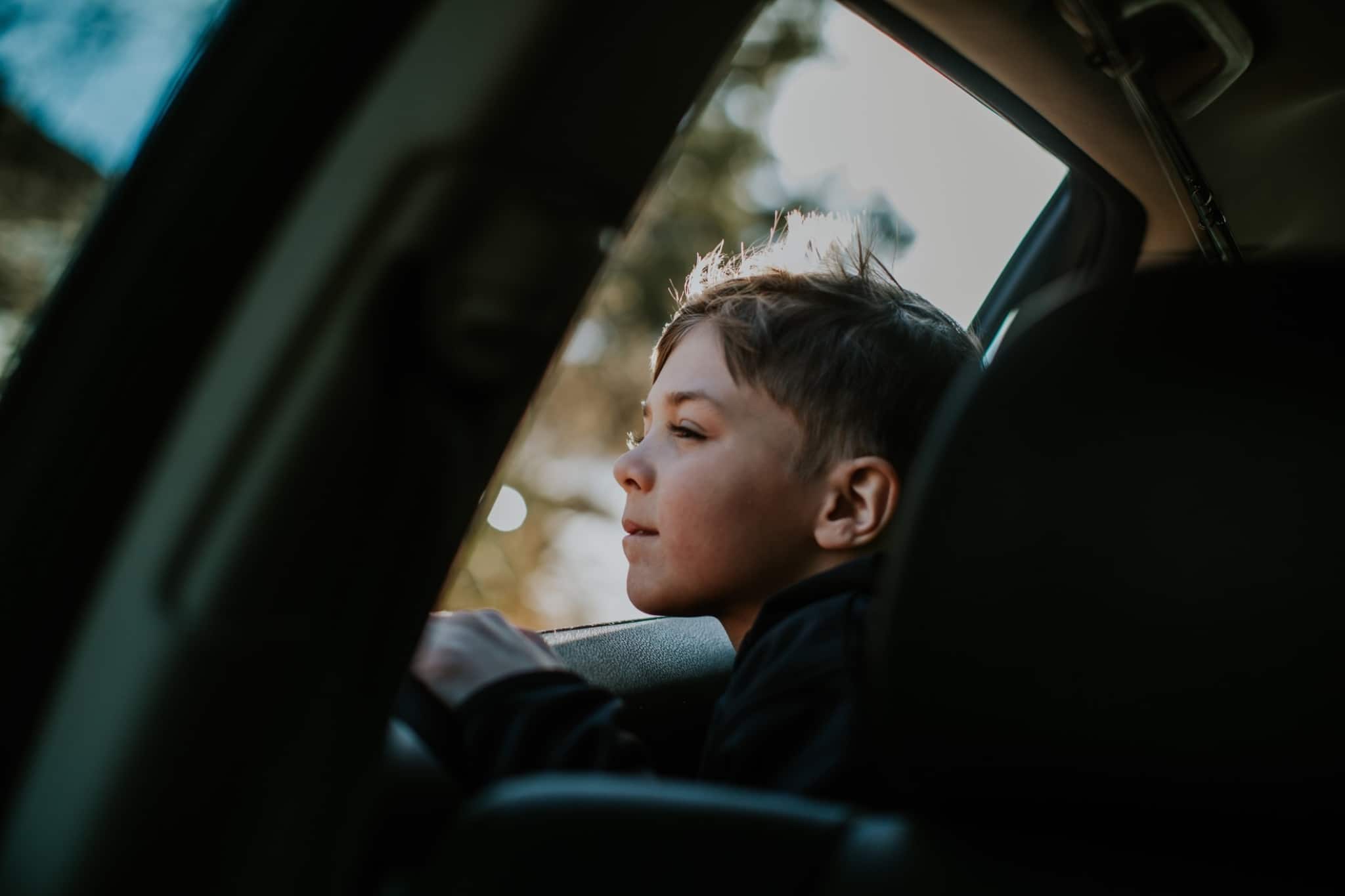criança dentro de um carro