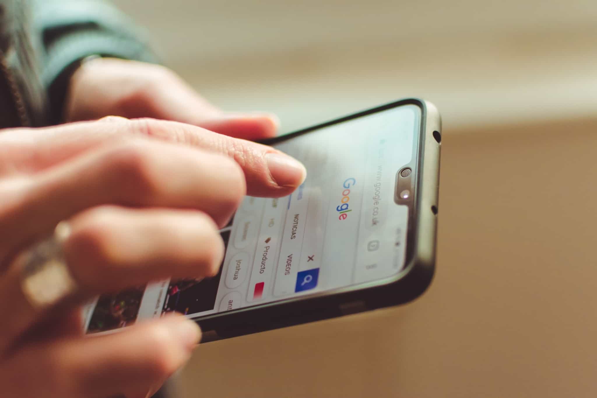 homem a mexer no google a partir do seu telemóvel