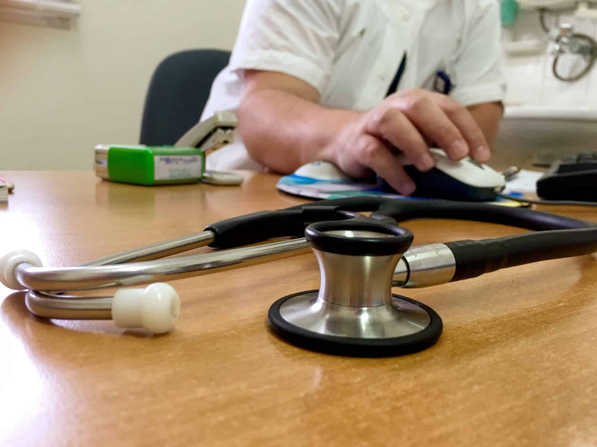 consultório de um médico com os estetoscópio em cima da mesa