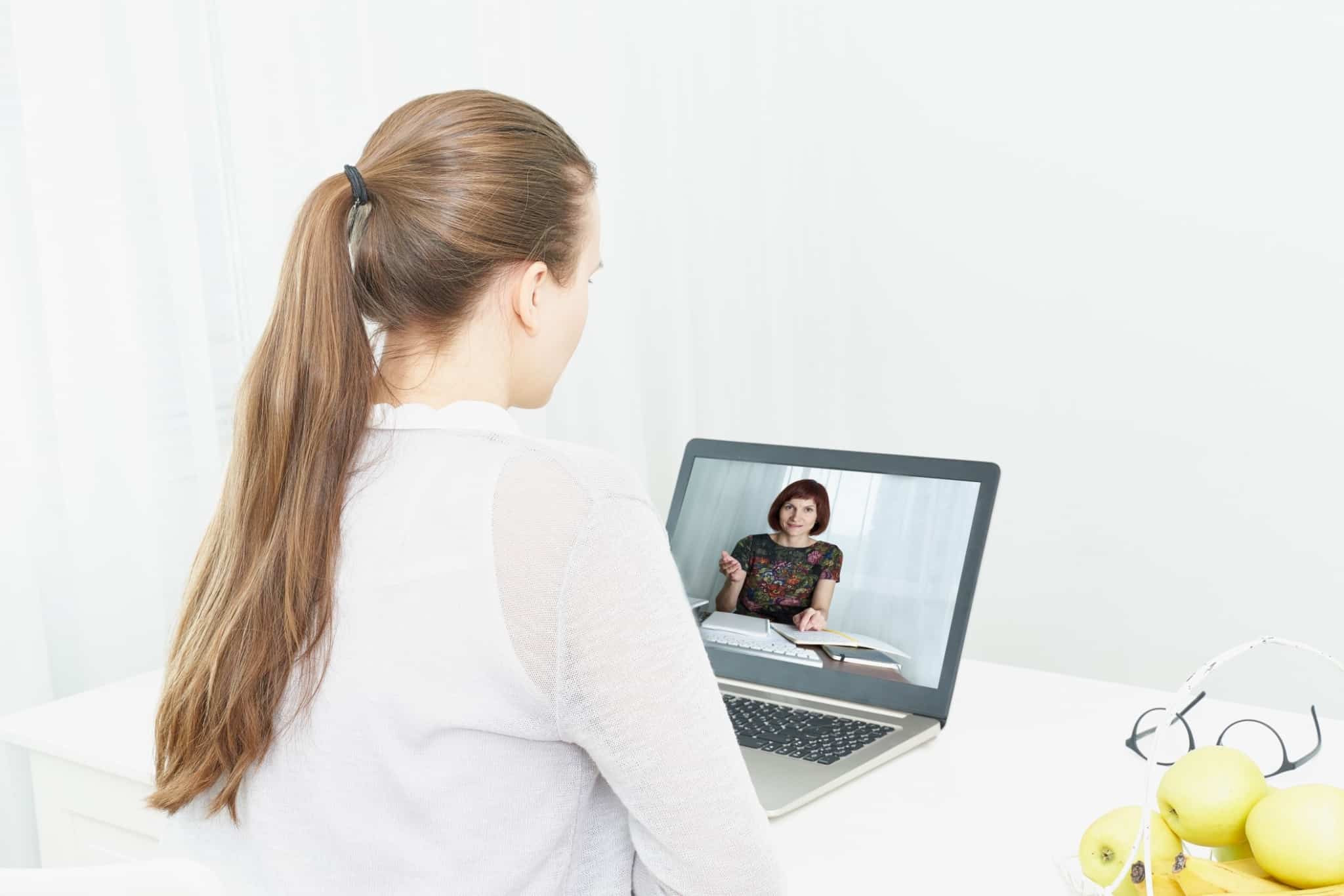 rapariga a fazer um curso online através de vídeo
