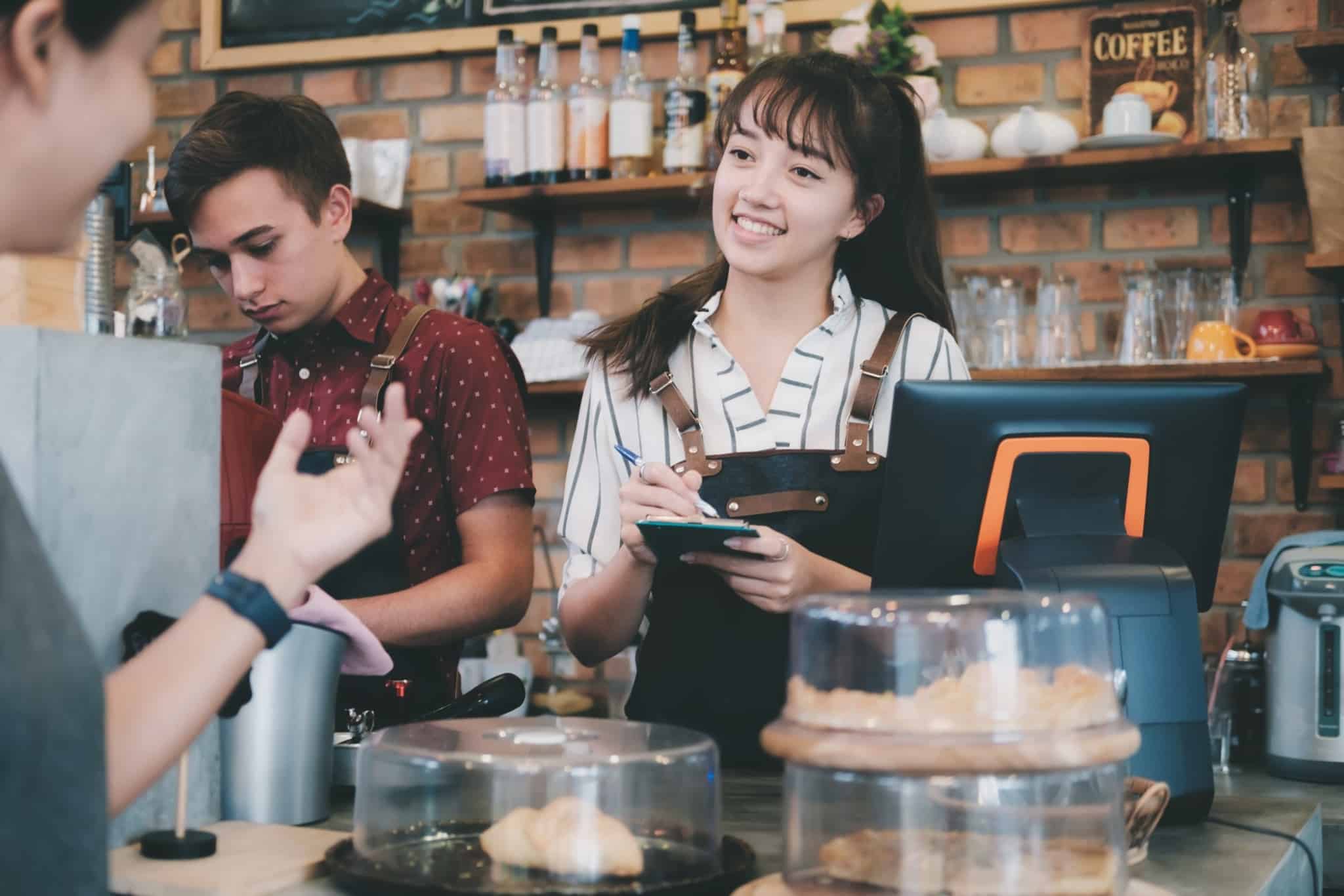 jovens a trabalhar como baristas num café