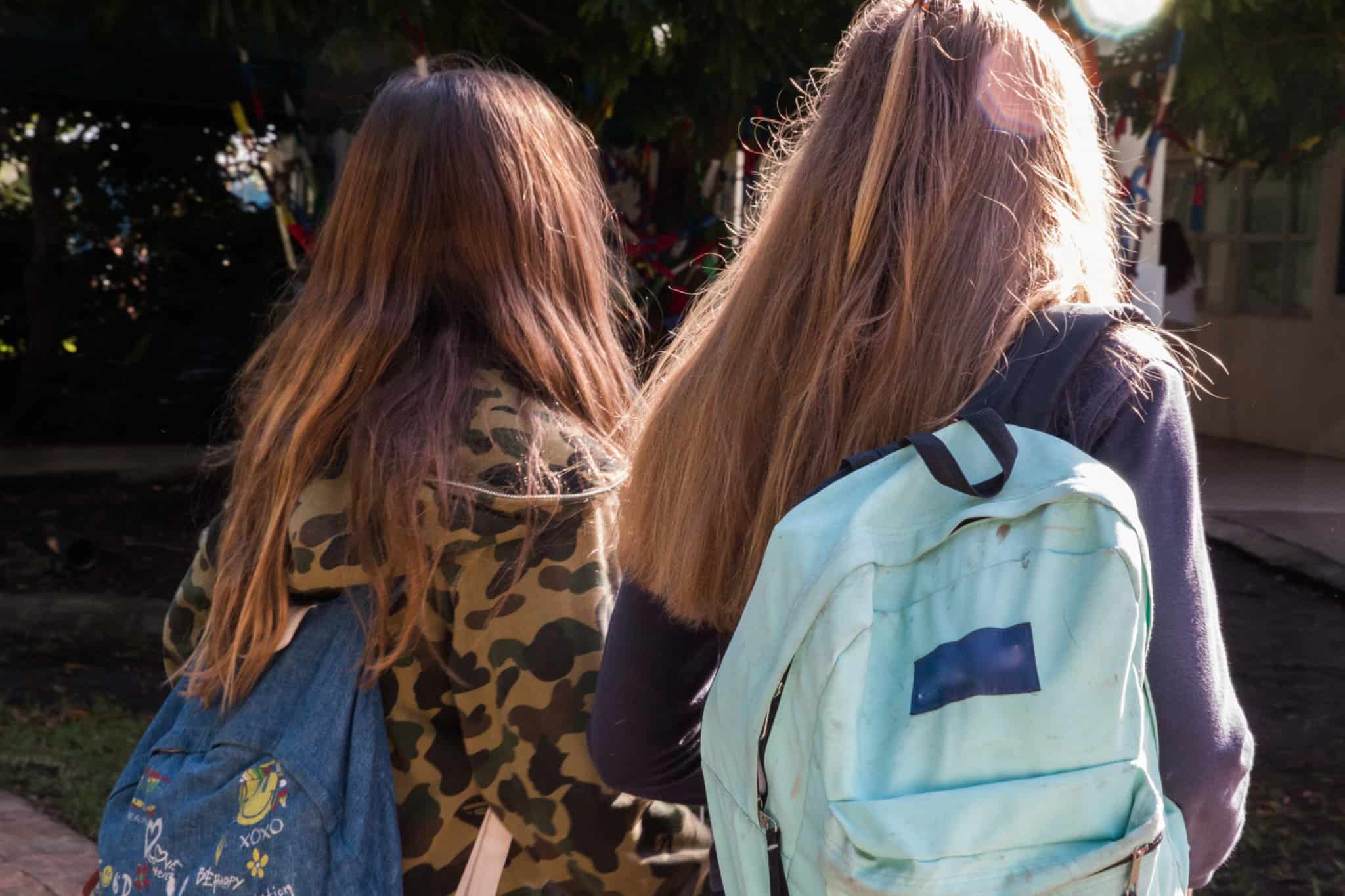 raparigas de malas às costas a ir para a escola