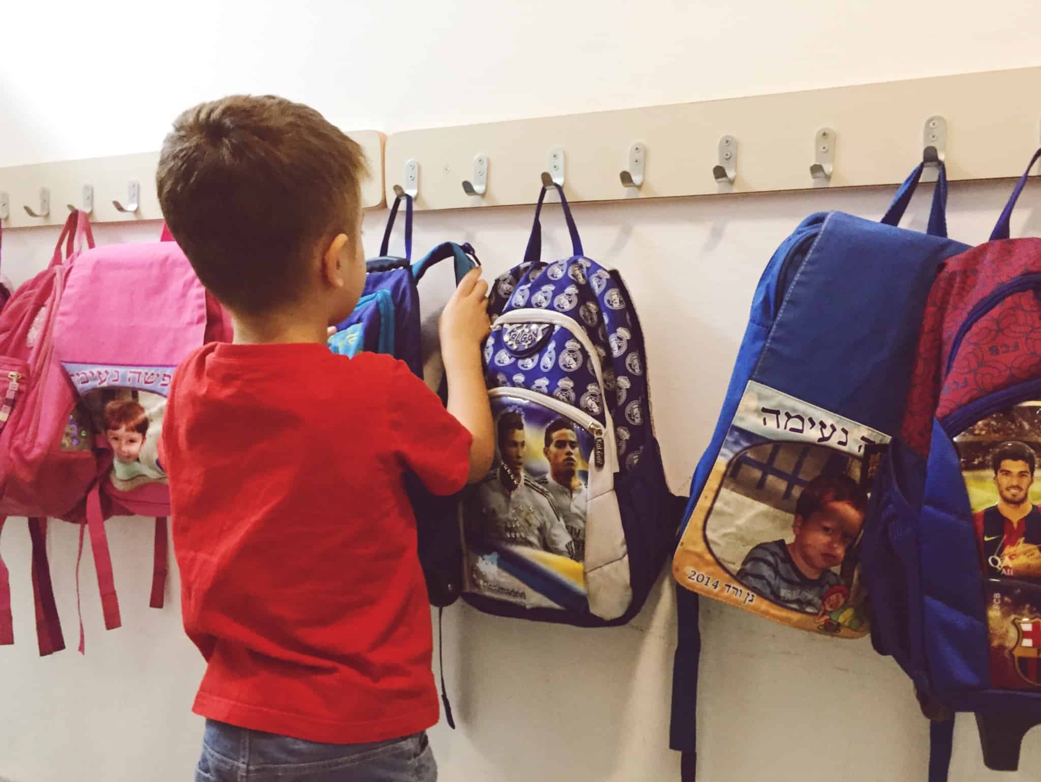 criança na escola e arrumar a mochila