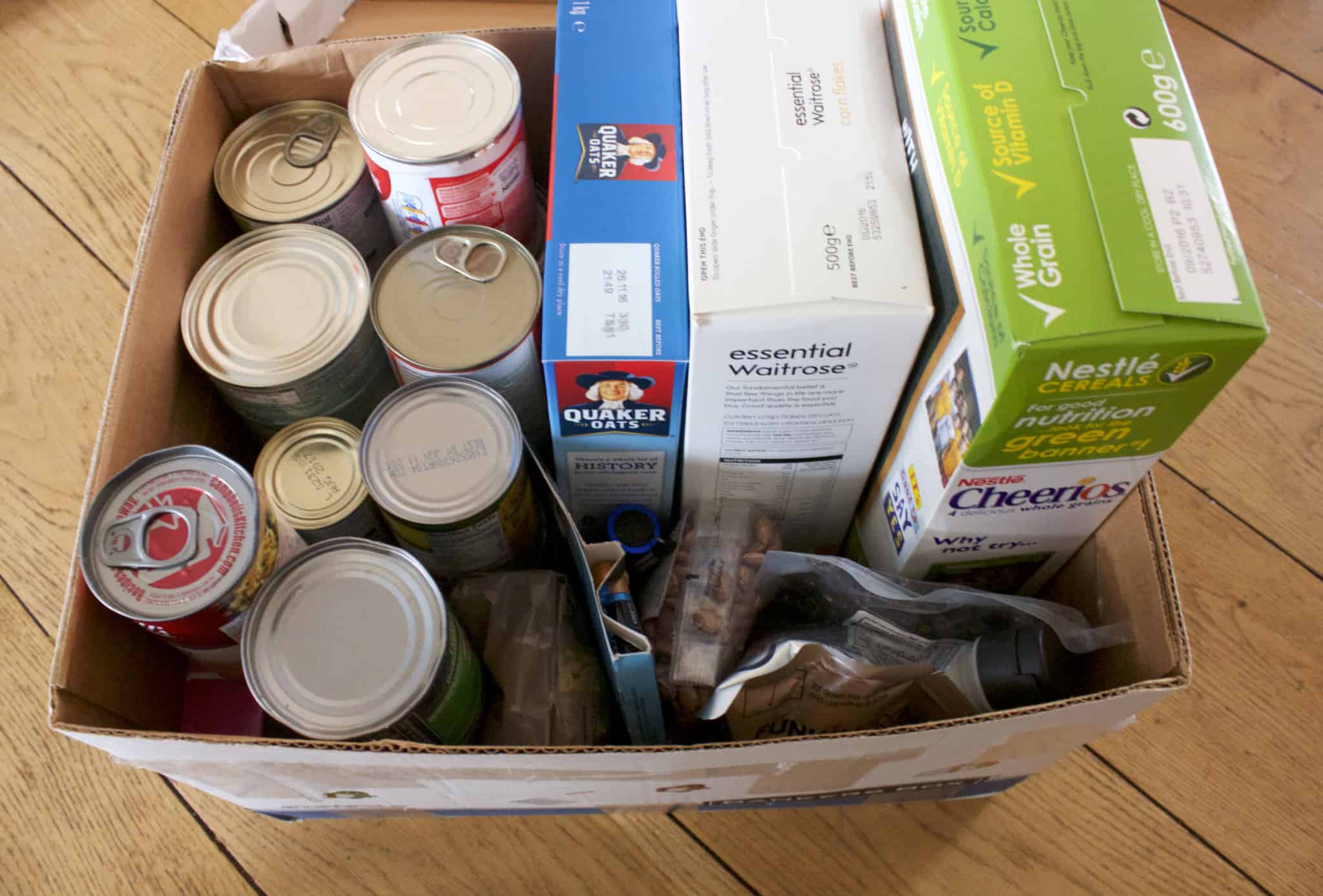 doação de alimentos numa caixa de cartão